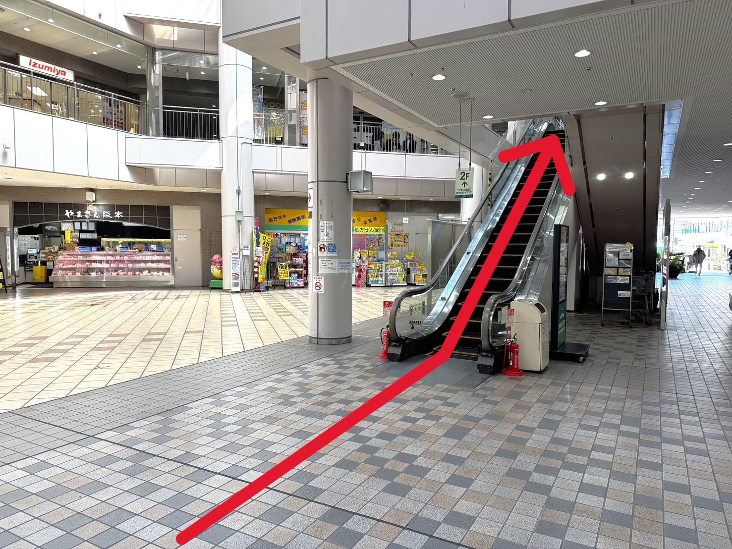 【1階各出入口よりお越しの場合】<br>施設中央エスカレーターに乗り、2階へ上がります