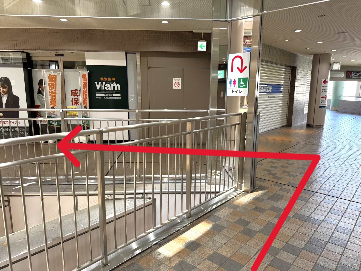 左手に進み、個別指導塾WAM堺市駅前校様を通りイズミヤ出入口へ進みます