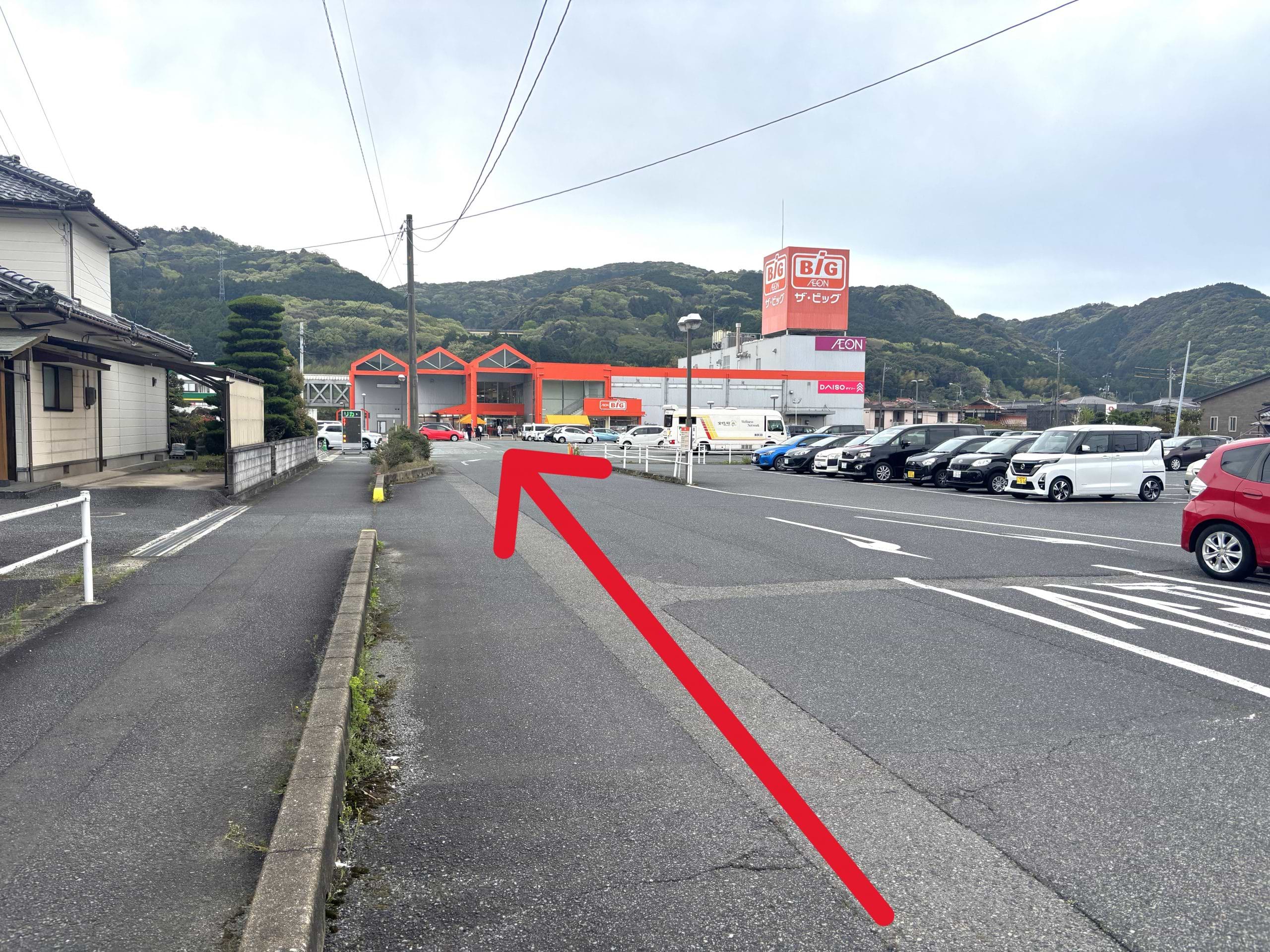 ザ・ビッグ美祢店正面入口前まで、100ｍほど直進します