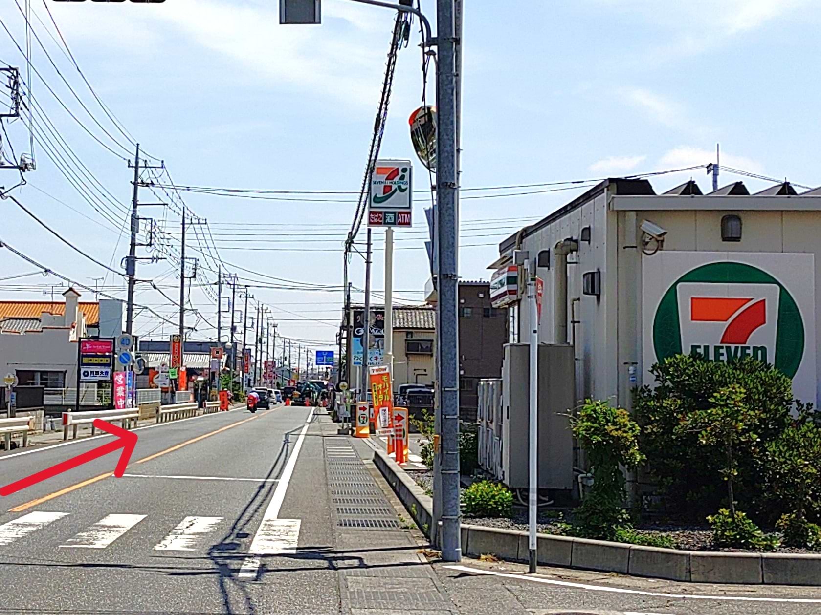 ウニクス上里から本庄市方面へ進むと、右手にセブン-イレブン 上里七本木南店がございます。さらに進みますと左手に当店がございます