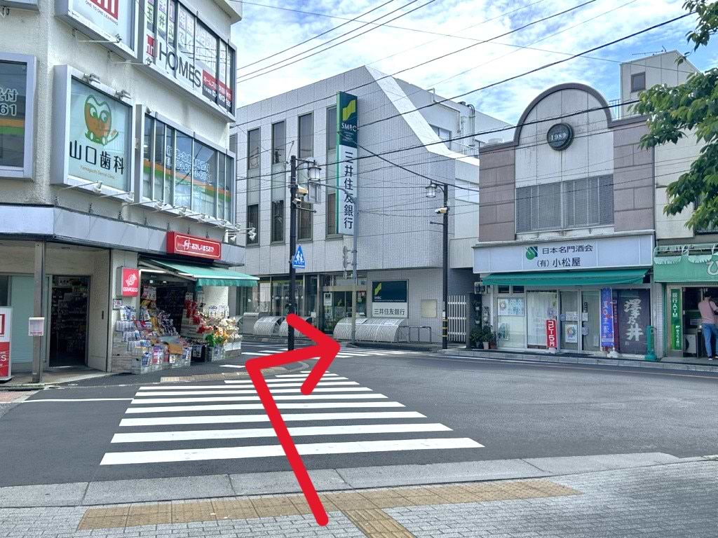 下井草駅南口を背にして、「三井住友銀行 下井草支店」を目印に、横断歩道を2つ渡ります