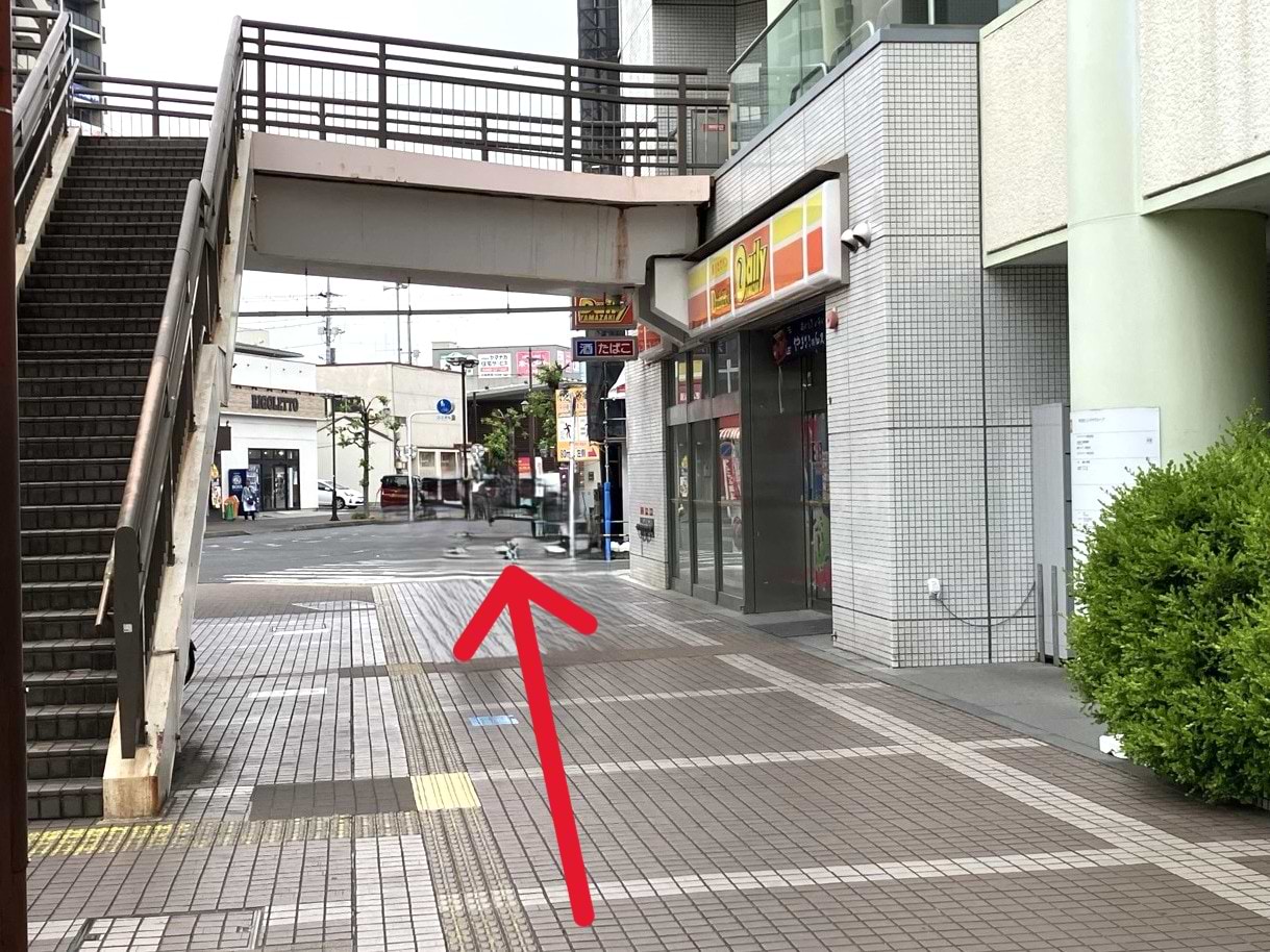 同じく右手にあるデイリーヤマザキ久喜駅西口店の前も直進します
