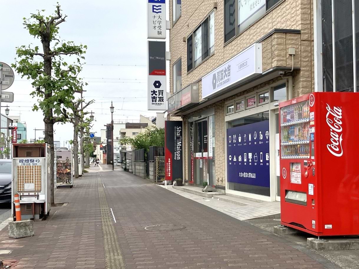 コカ・コーラの自販機の左手に当店入口がございます