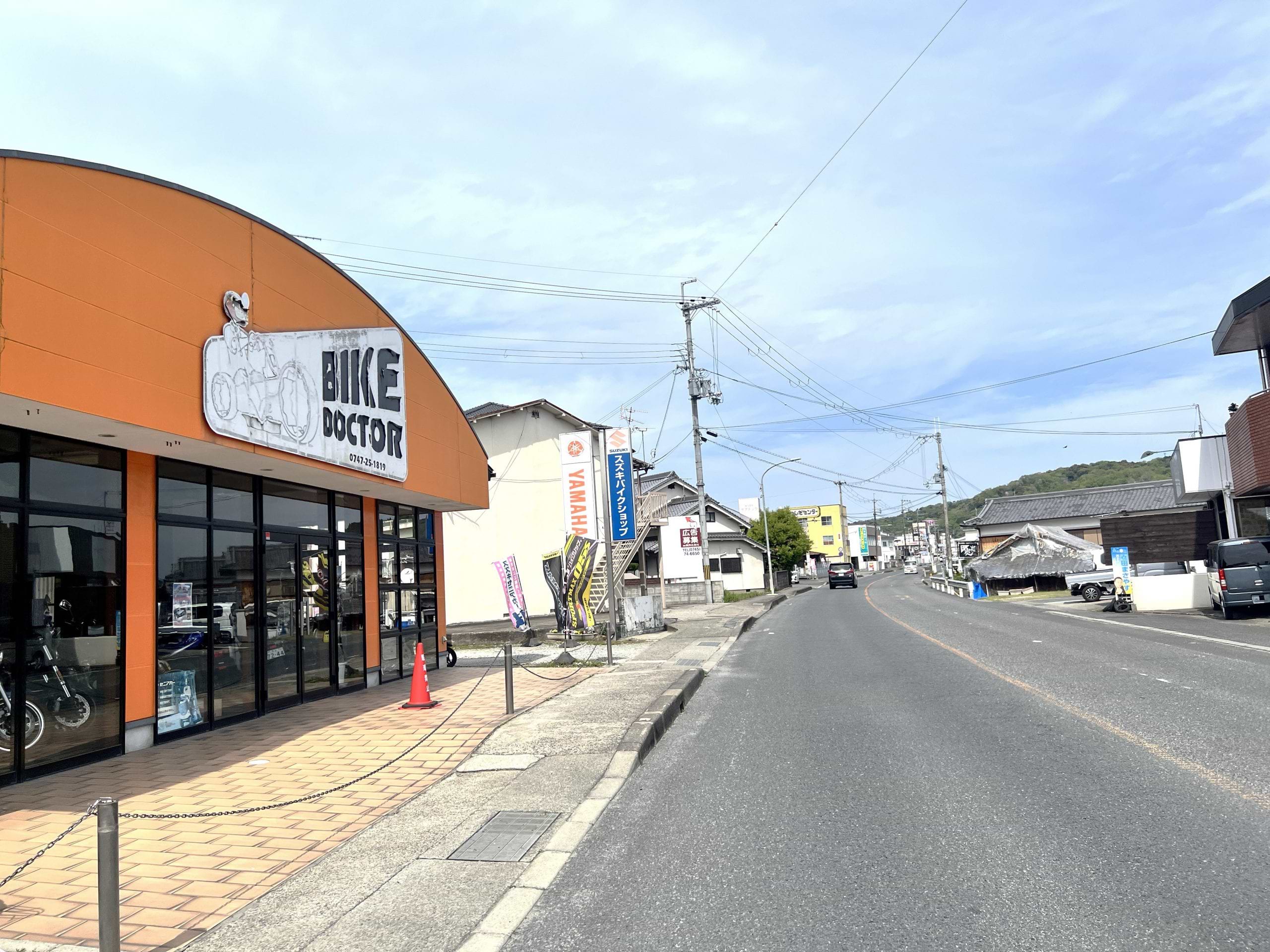 BIKE　DOCTOR様を過ぎると、左手に当店がございます