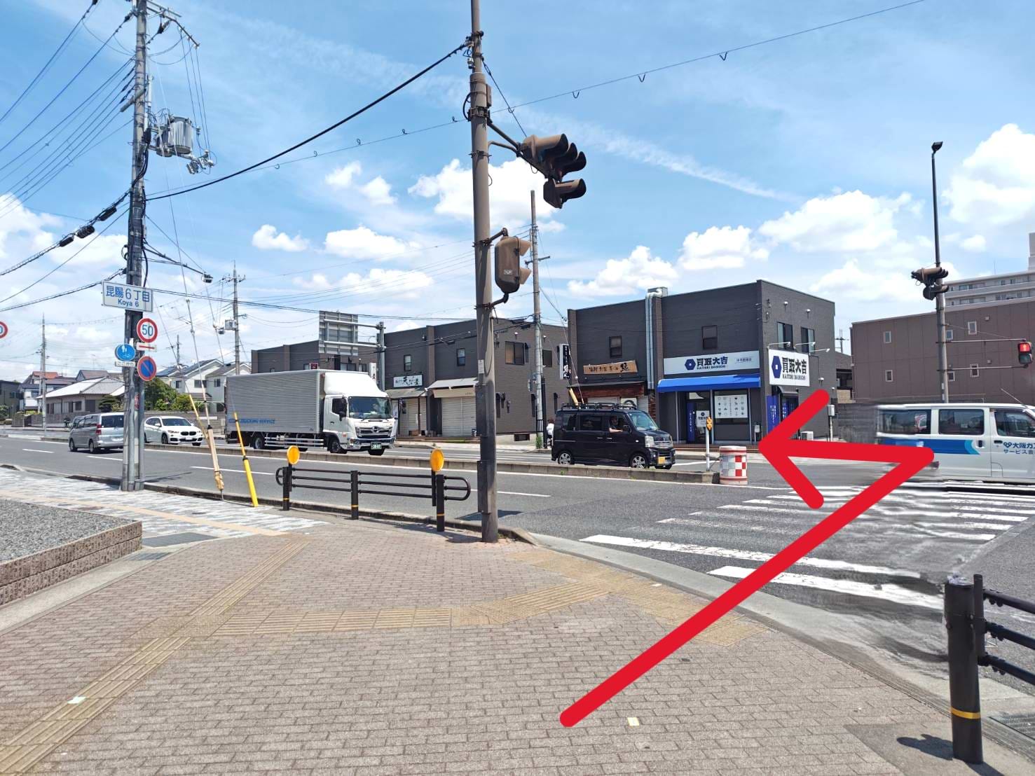 対角線に当店がございます
