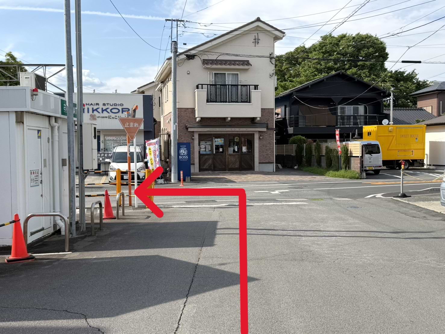 駅を出ましたら左折し、踏切方向へ進みます