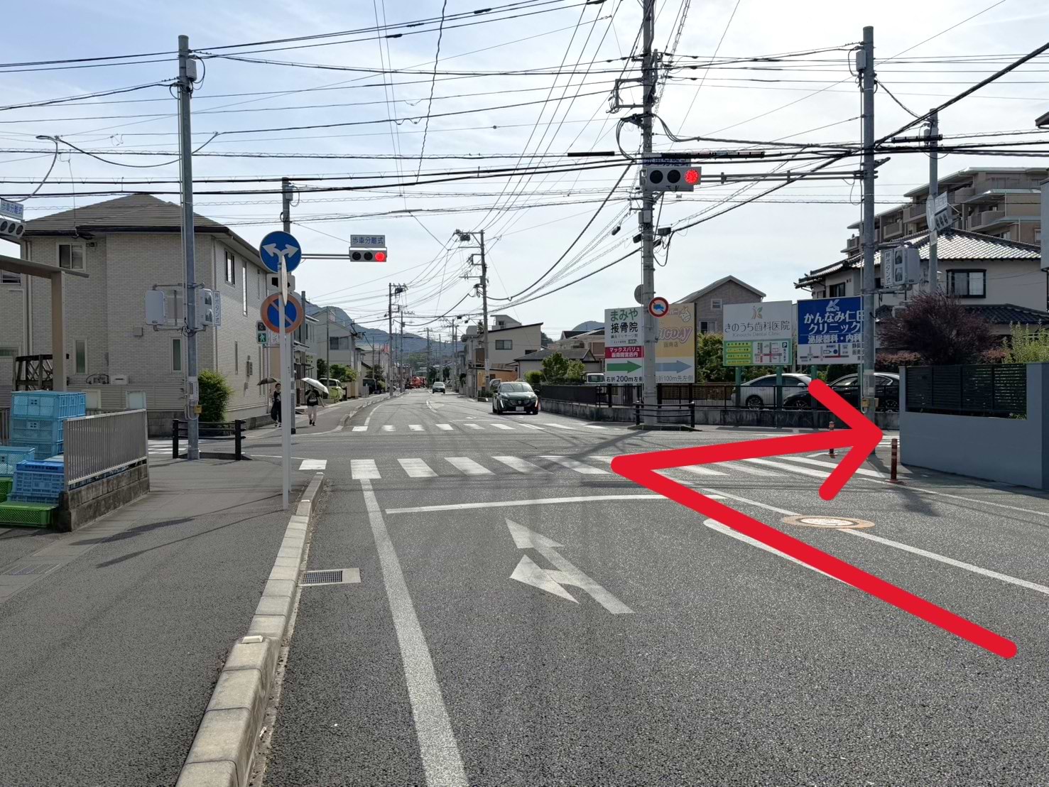 1つ目の信号を右折し、650ｍほど直進します
