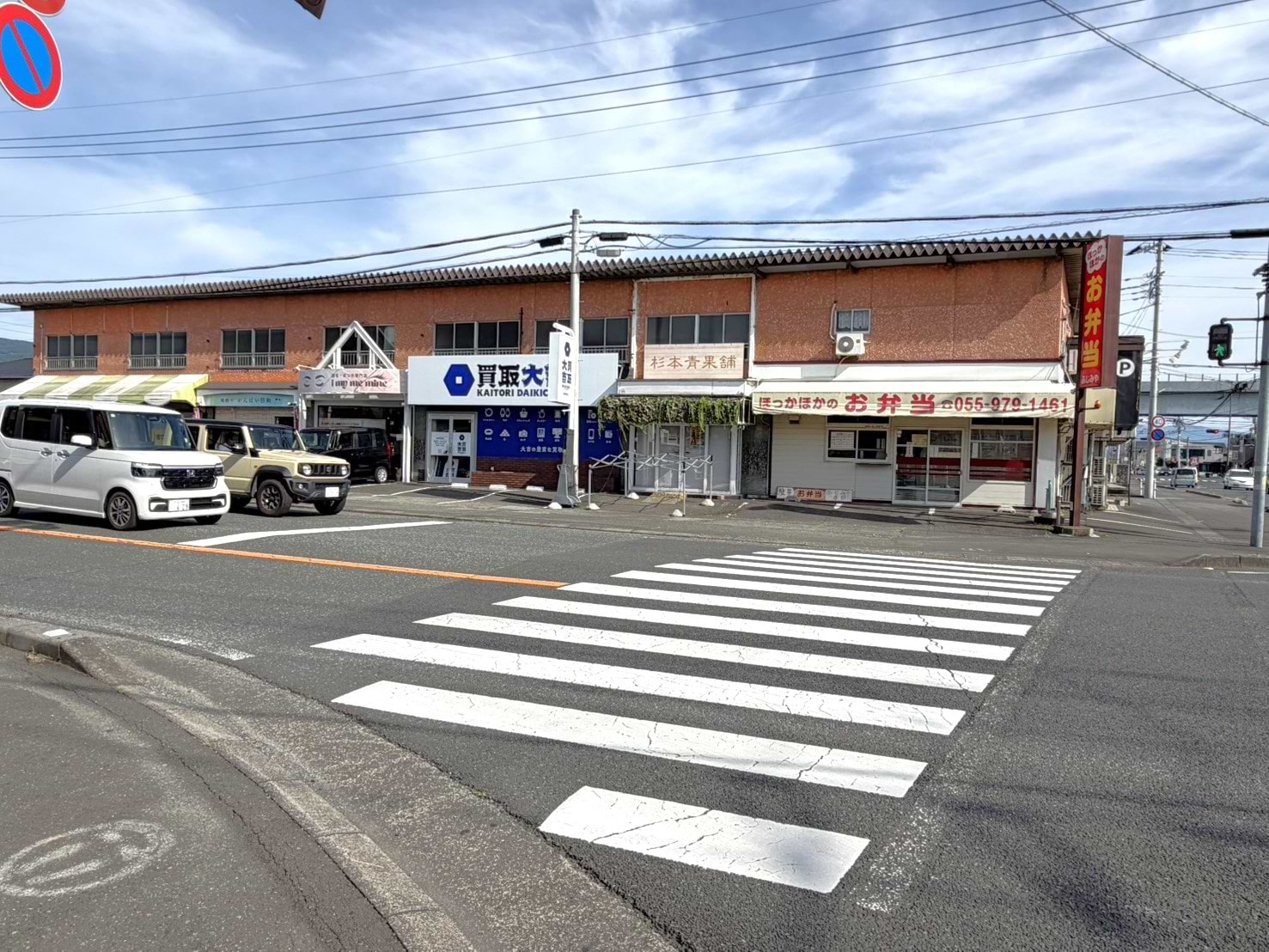 右折してすぐ右側に当店がございます