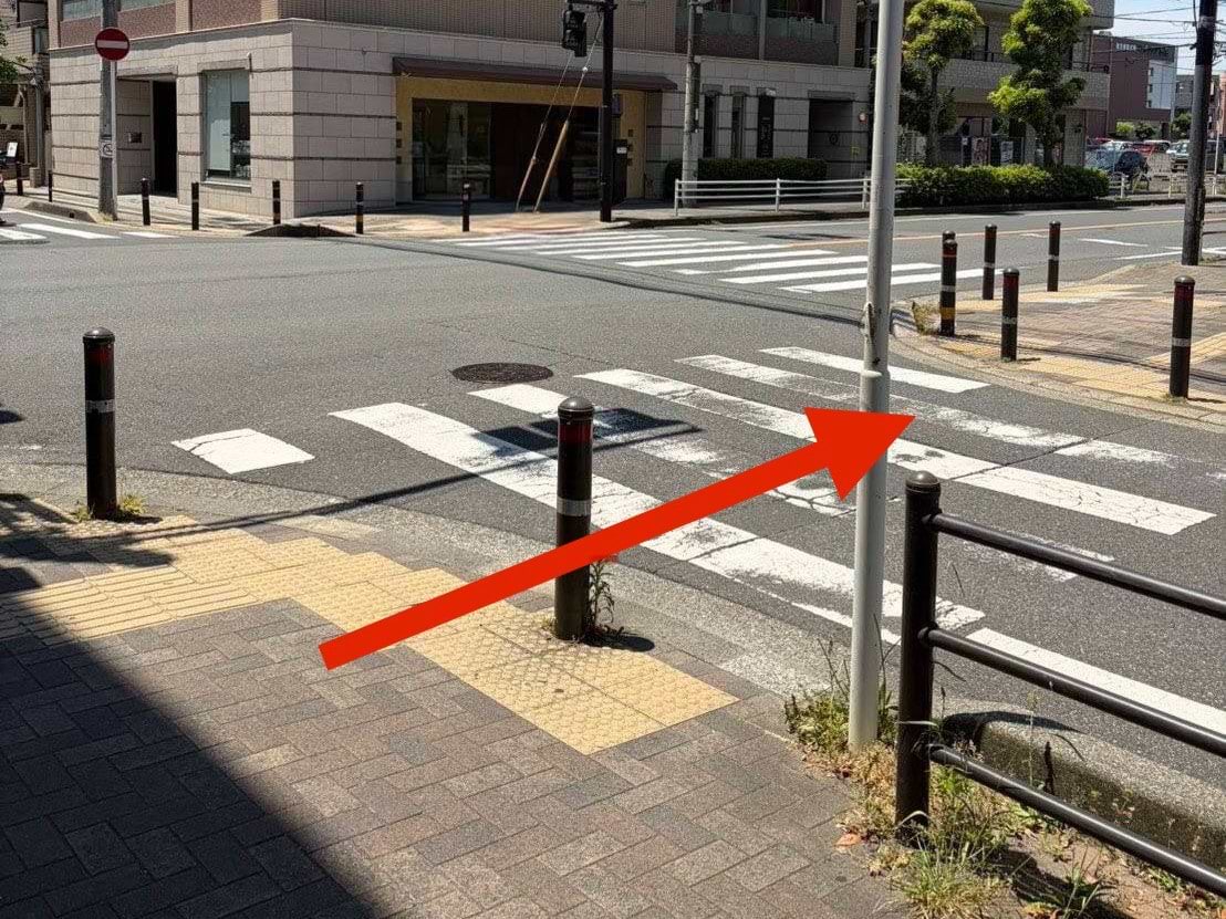 十字路に出ましたら、右手の横断歩道を渡ります