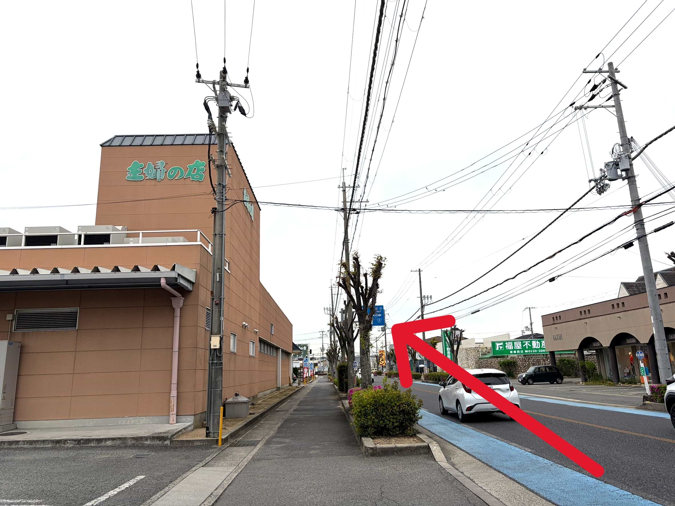 主婦の店を左手に通過します