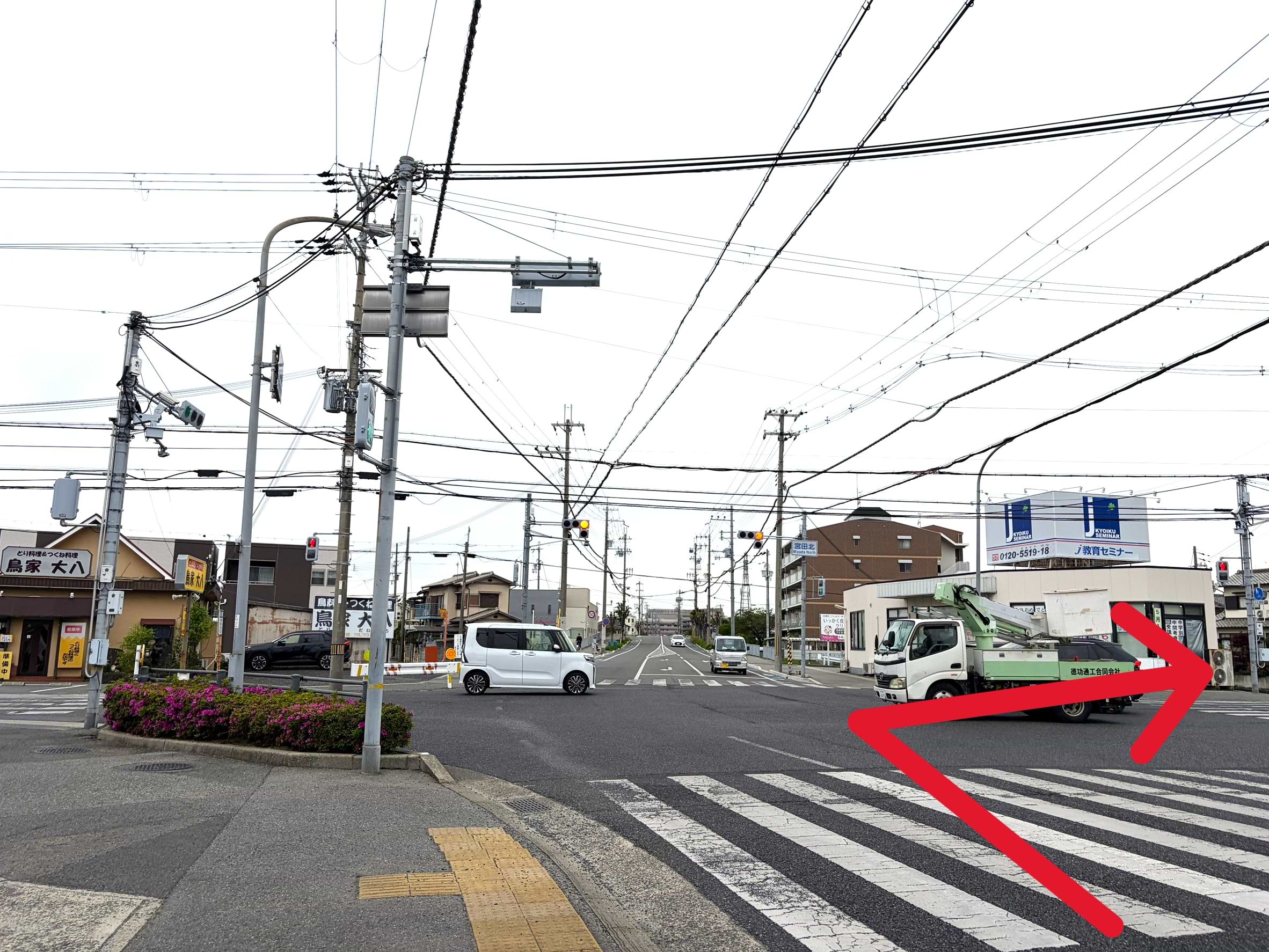 そのまま進みますと、その先すぐに当店がございます