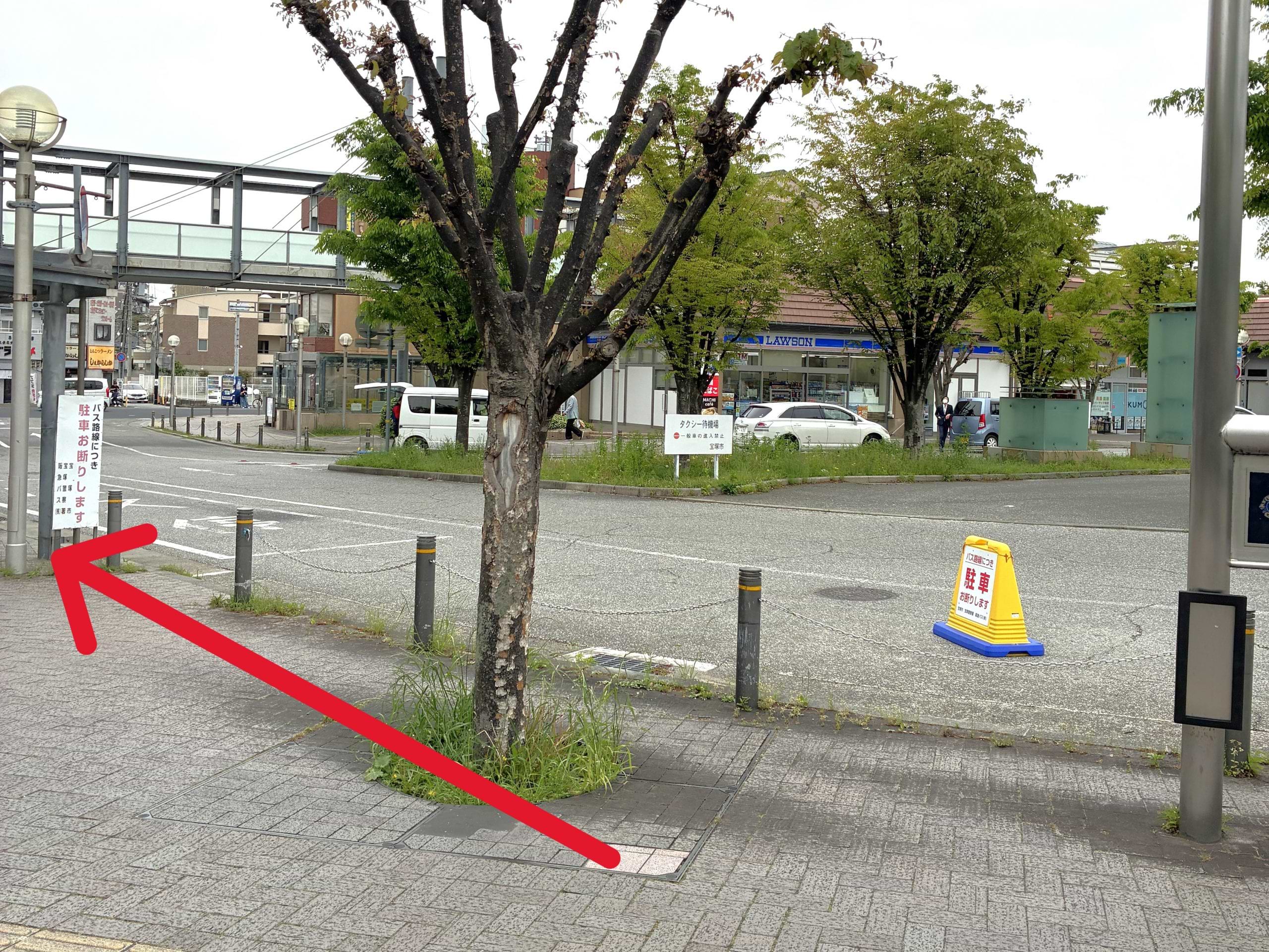 ロータリーを左に進みます