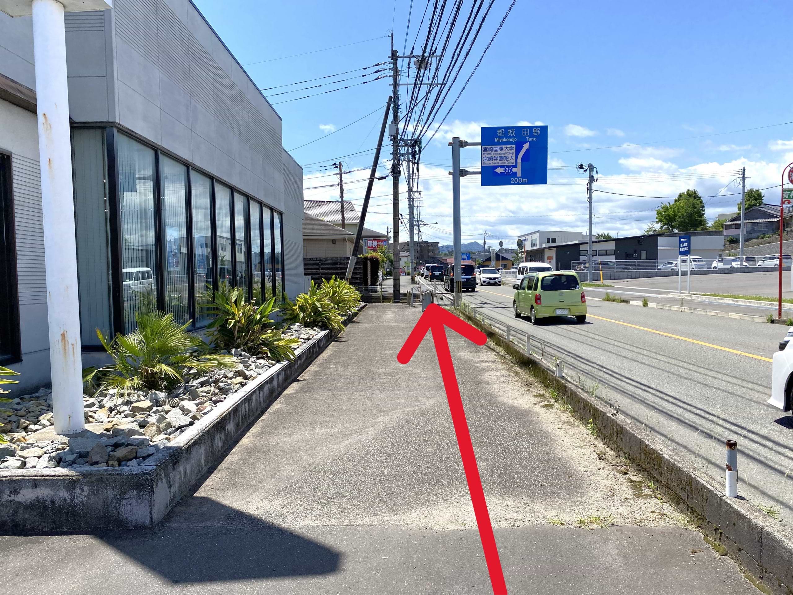 ハンズマン加納店 から県道27号線側に出ます