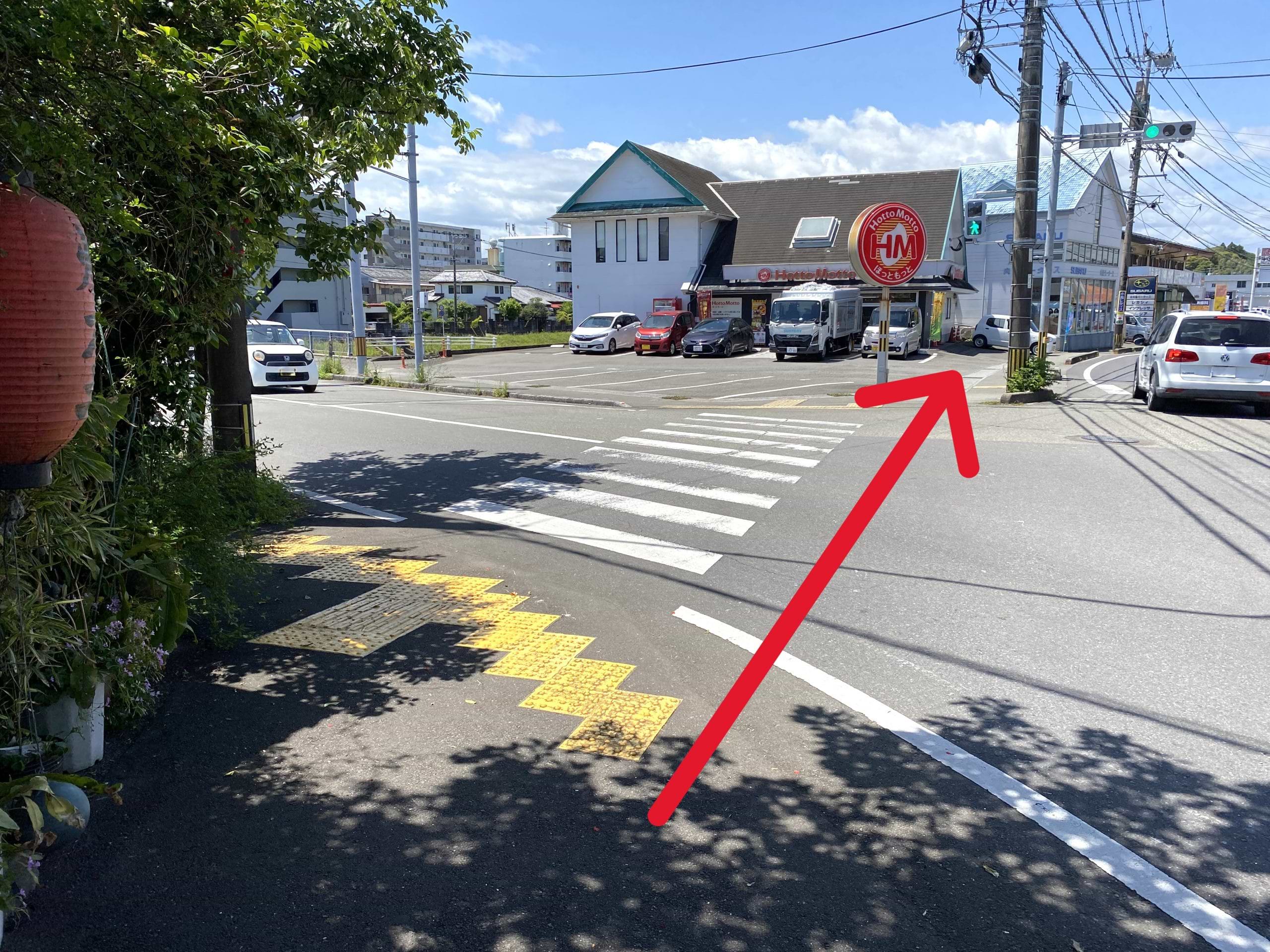 横断歩道を渡り、ほっともっと 加納店 を左手に見ながら通過します