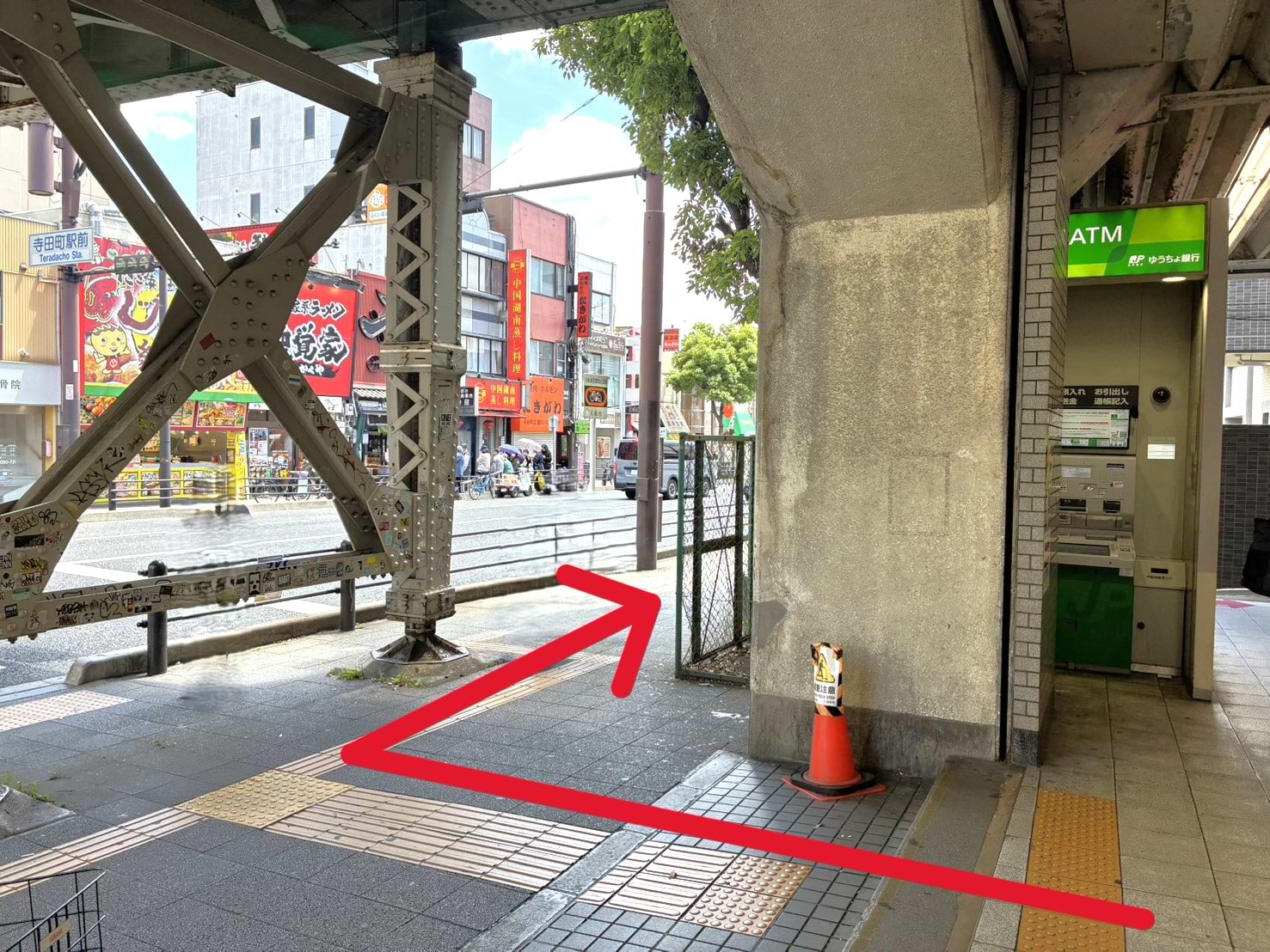 突き当りを右折します