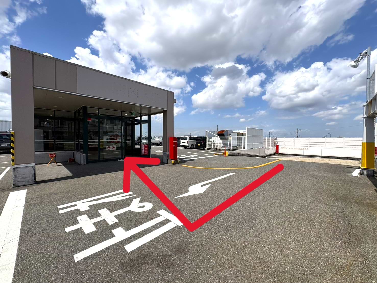 駐車後、入口より館内へお進みください