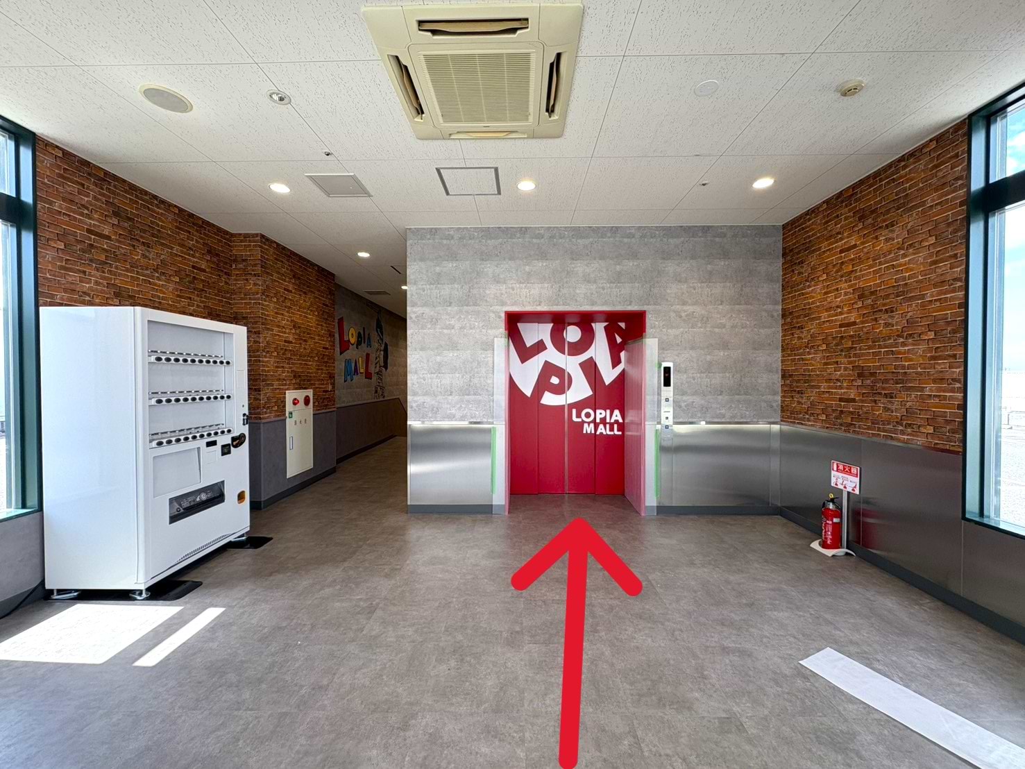エレベーターをご利用いただき、地下1階（B1F）へ進みます
