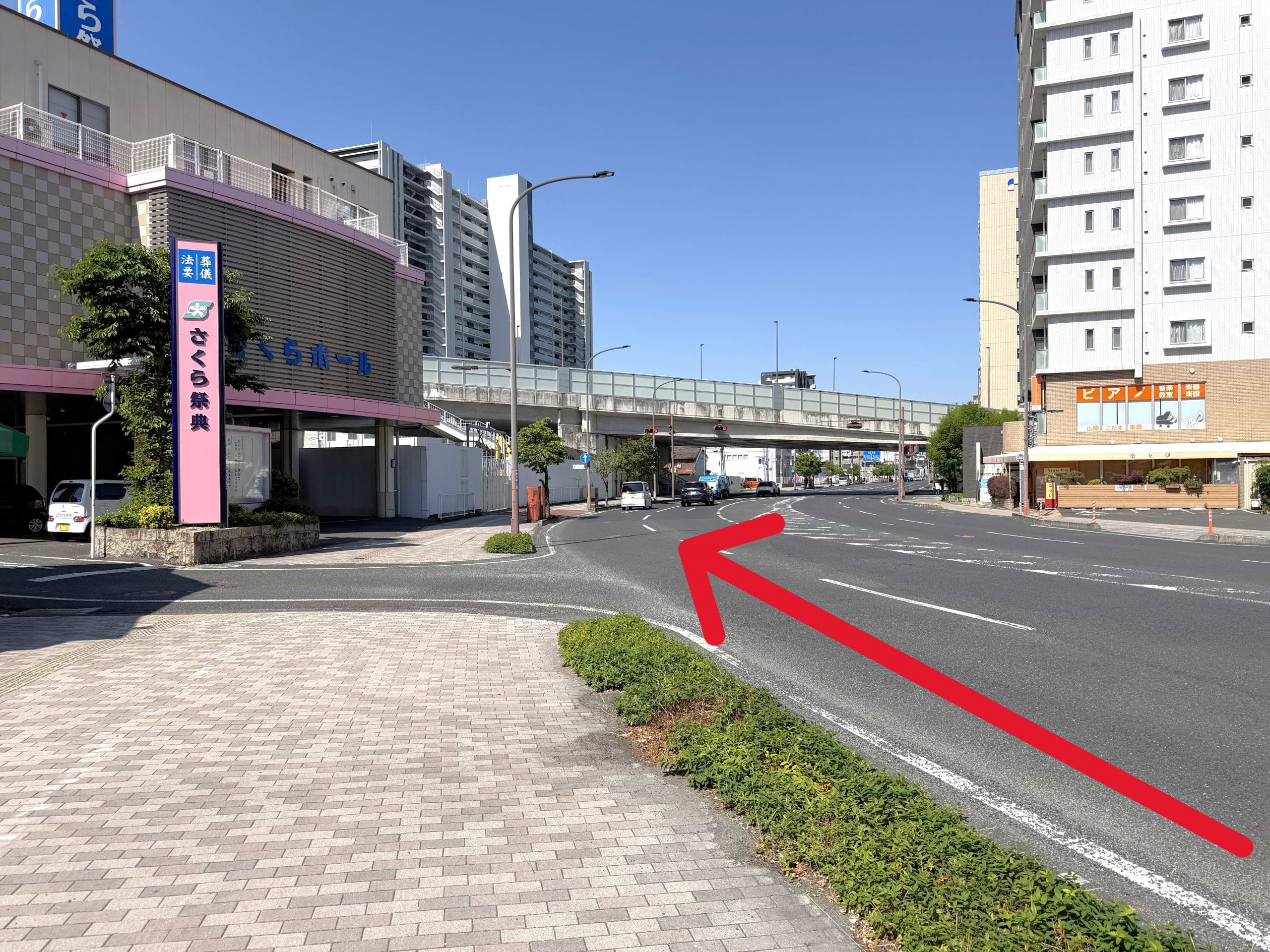 150m先、さくら祭典 岡山駅前ホールが見えてきます