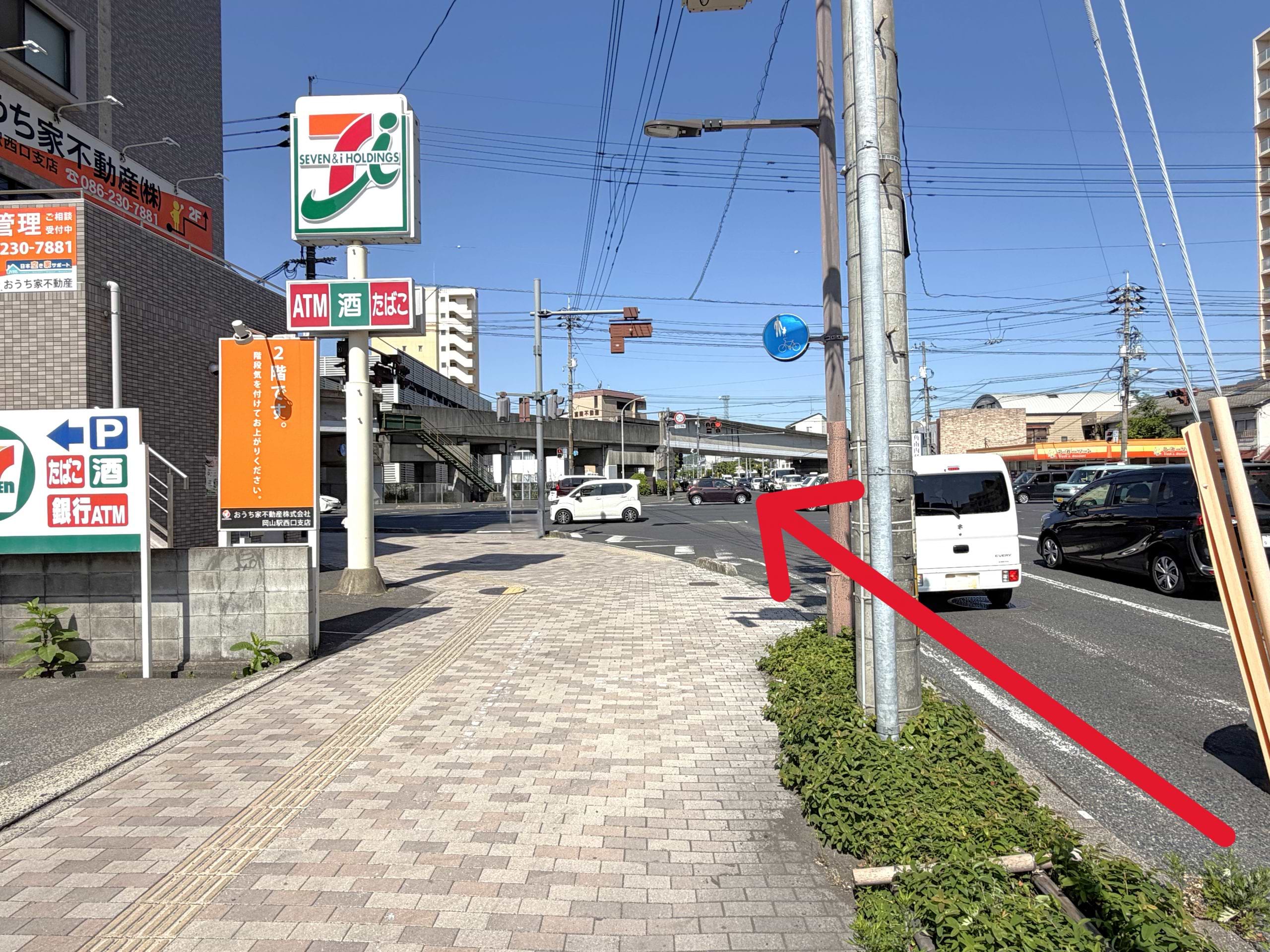 50m先の交差点にセブン-イレブン 岡山昭和町店、ら･む〜マート 岡山富町店がございますので、さらに倉敷方面に直進します