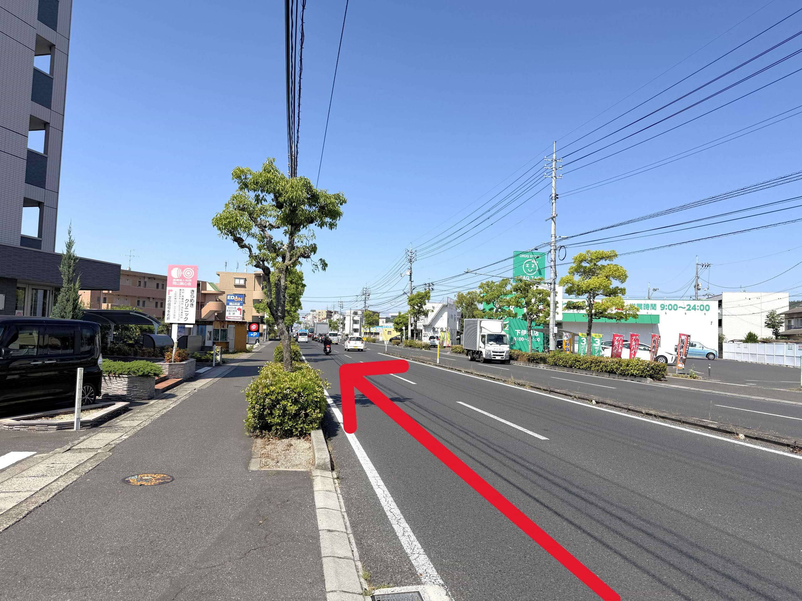 直進しますと右手にザグザグ下伊福店がございます。その先の交差点左手に当店がございます