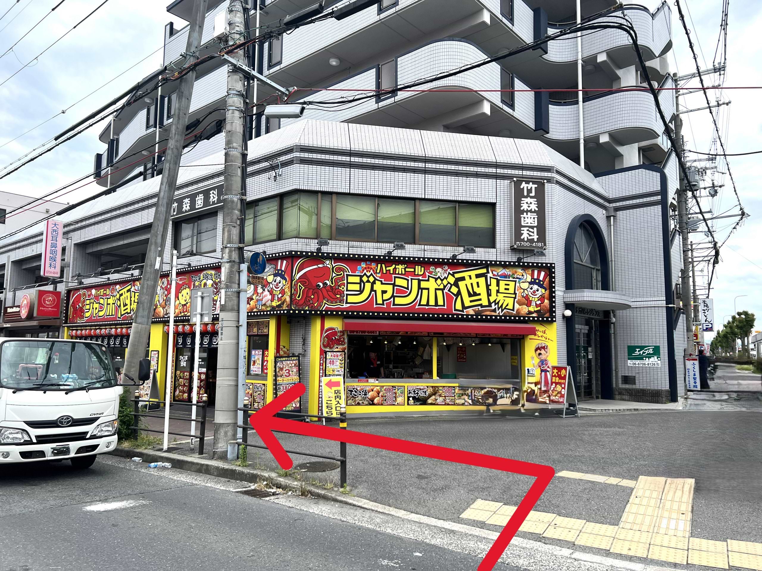 出入口すぐの横断歩道を渡り、左折します