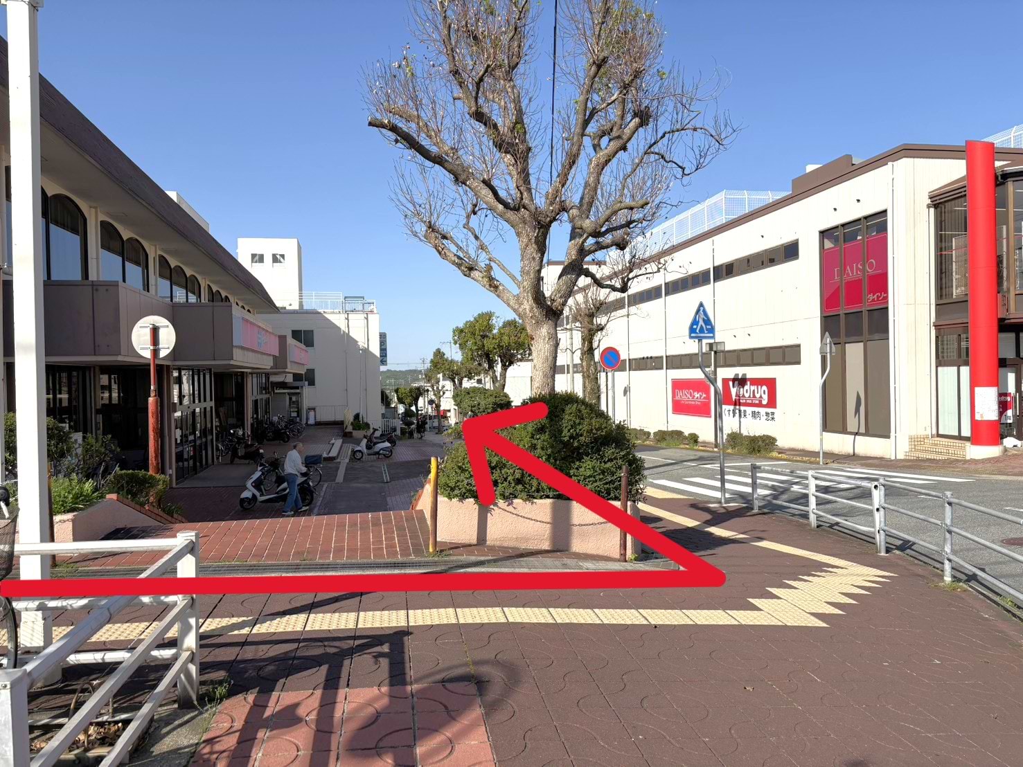 コープこうべ コープ志染とダイソー 三木志染店の間の道を進みます