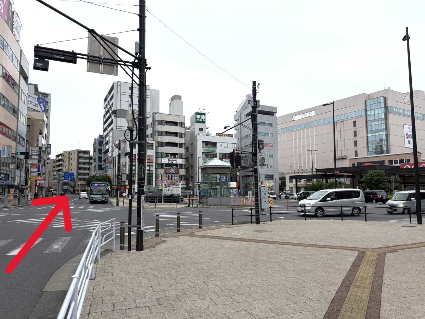 志木駅南口を出て、志木駅南口交差点を右方向に進みます