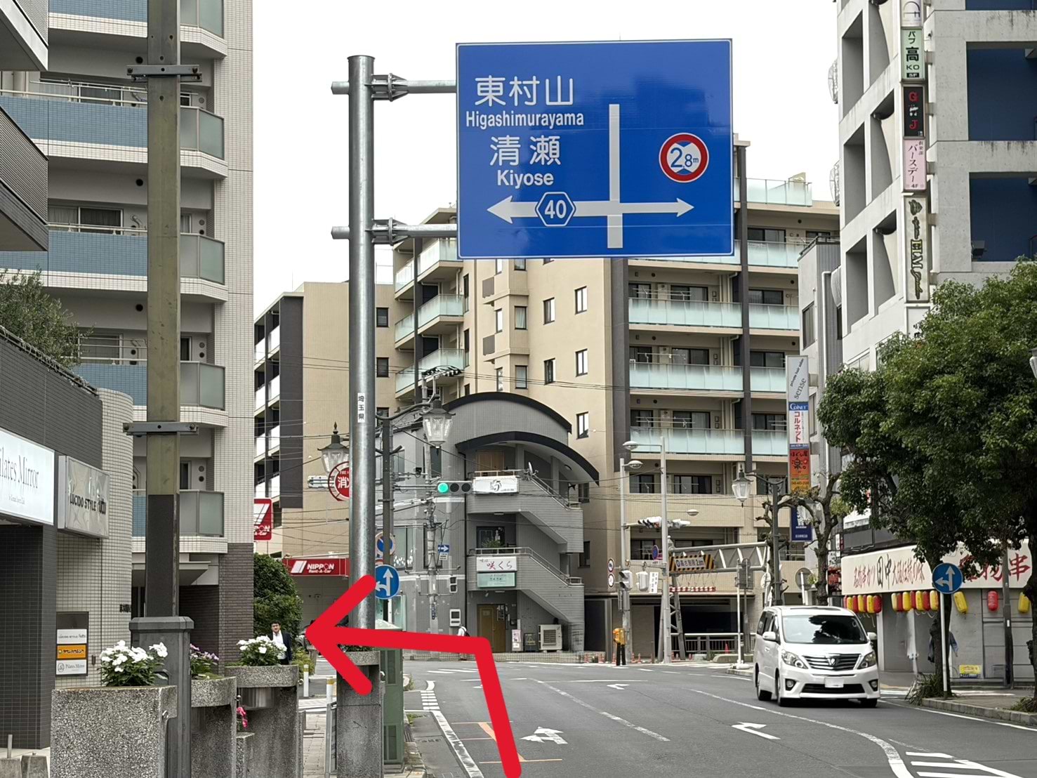 直進後、最初の交差点を左に曲がります