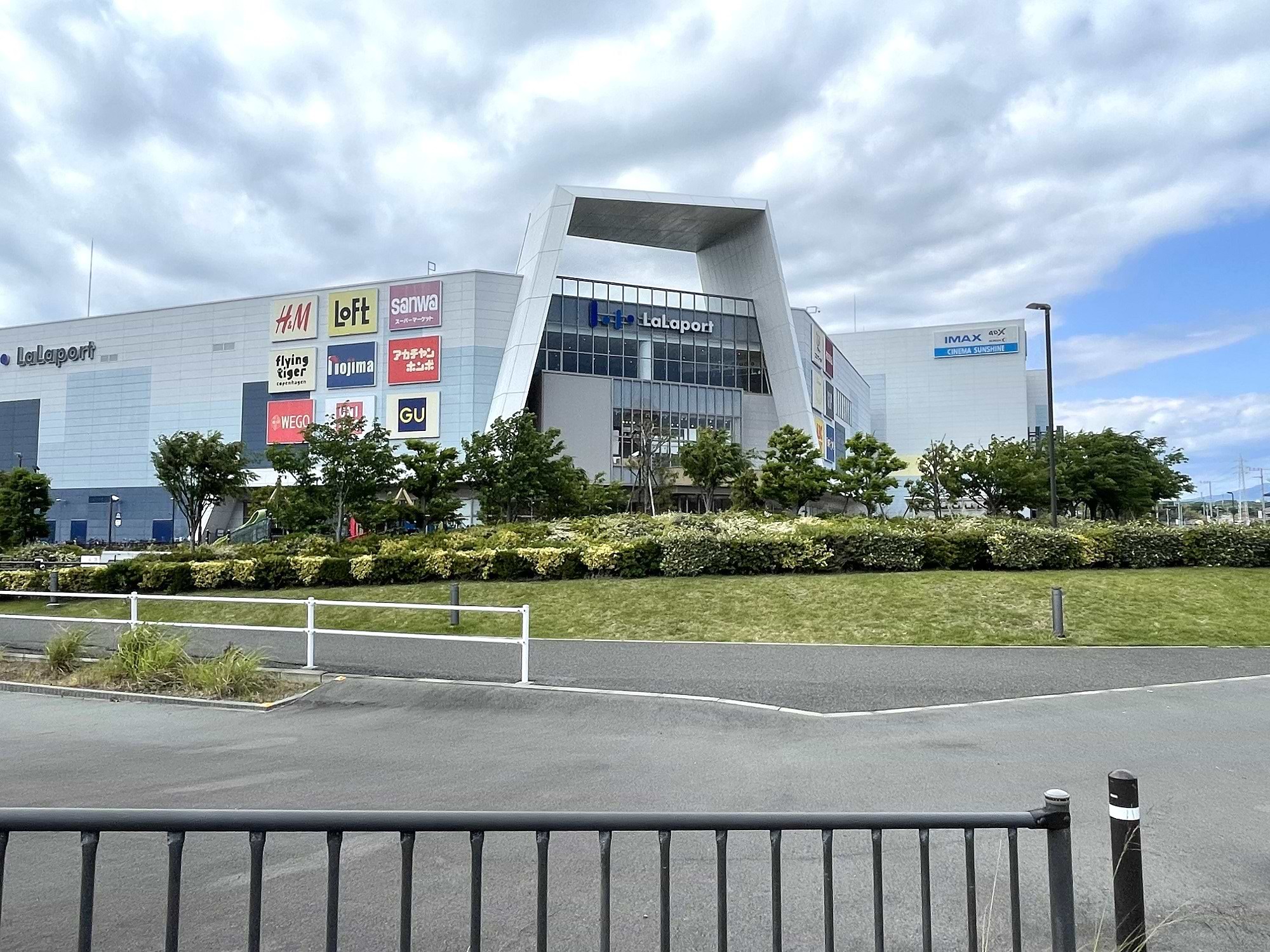 国道1号バイパスを東京方面に進み、ららぽーと沼津を左手にそのまま直進します