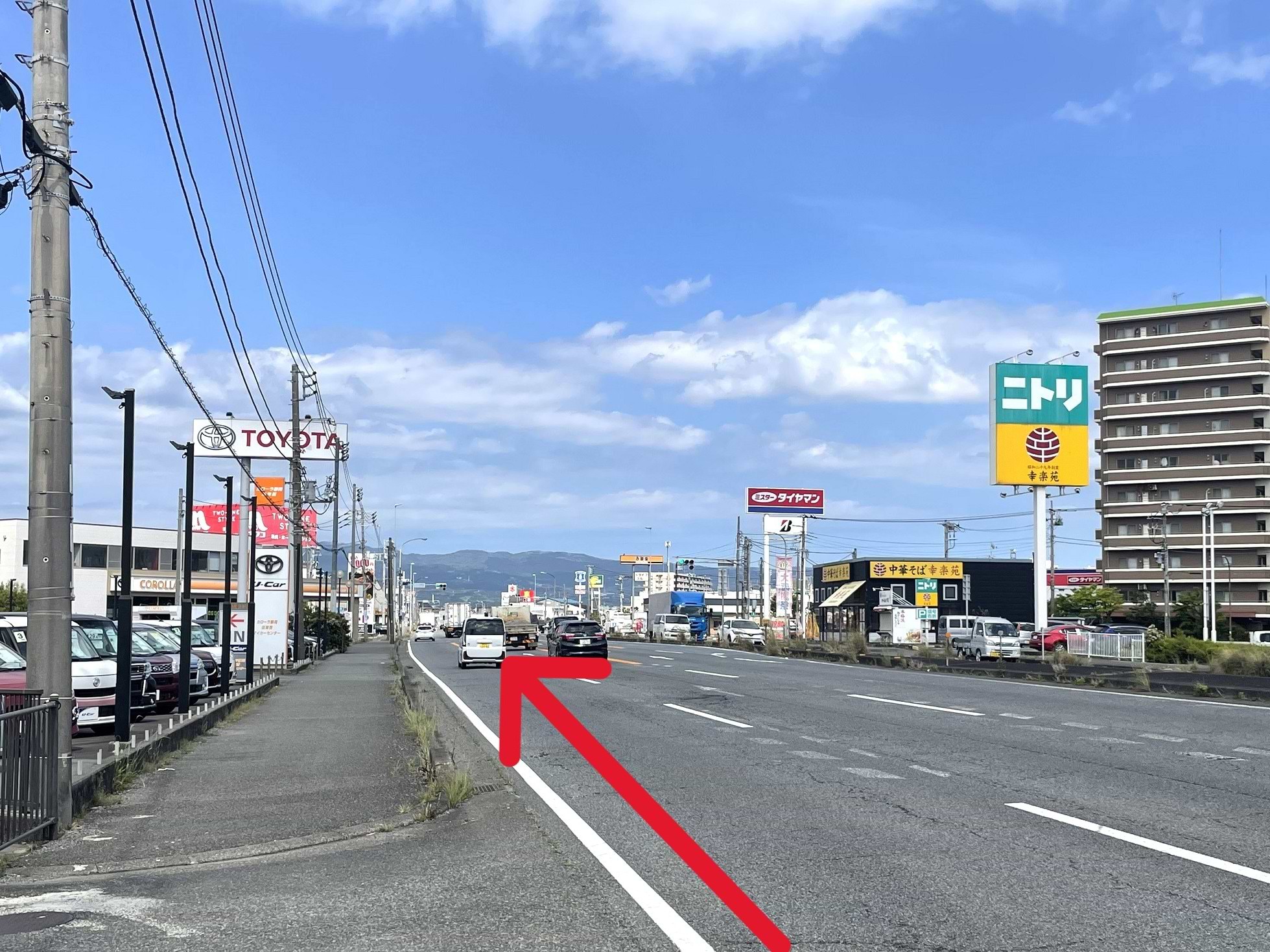 トヨタカローラ沼津西店様を左手に通過し、さらに直進します