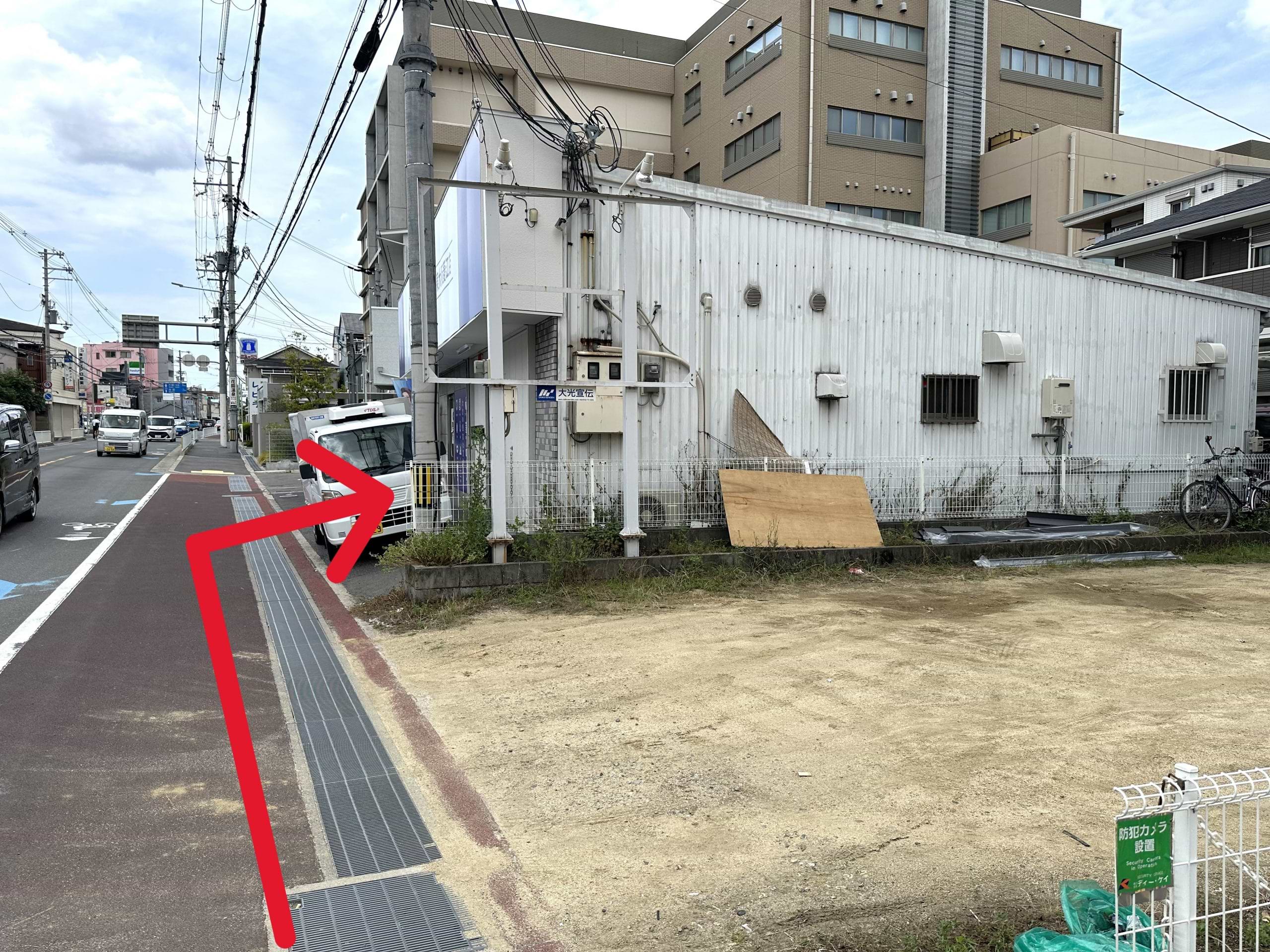 空き地の隣に当店がございます