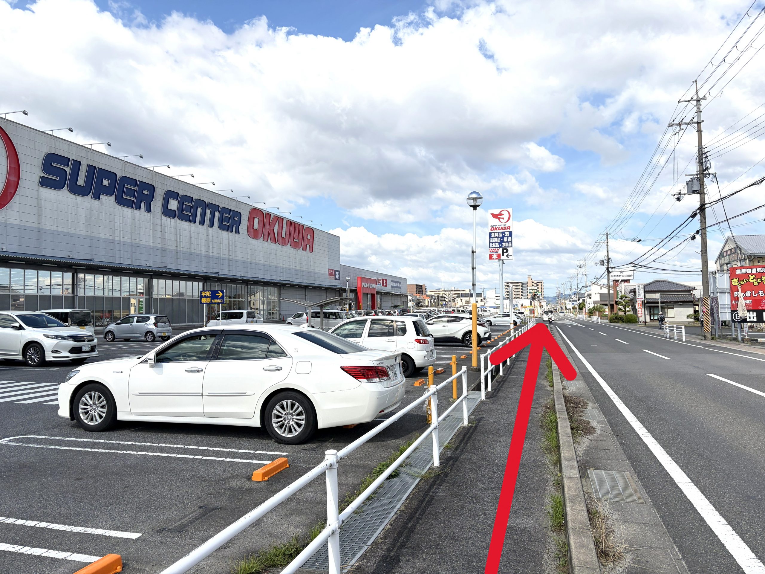 スーパーセンターオークワ桜井店を左手に、桜井市役所方面へ300ｍほど直進します