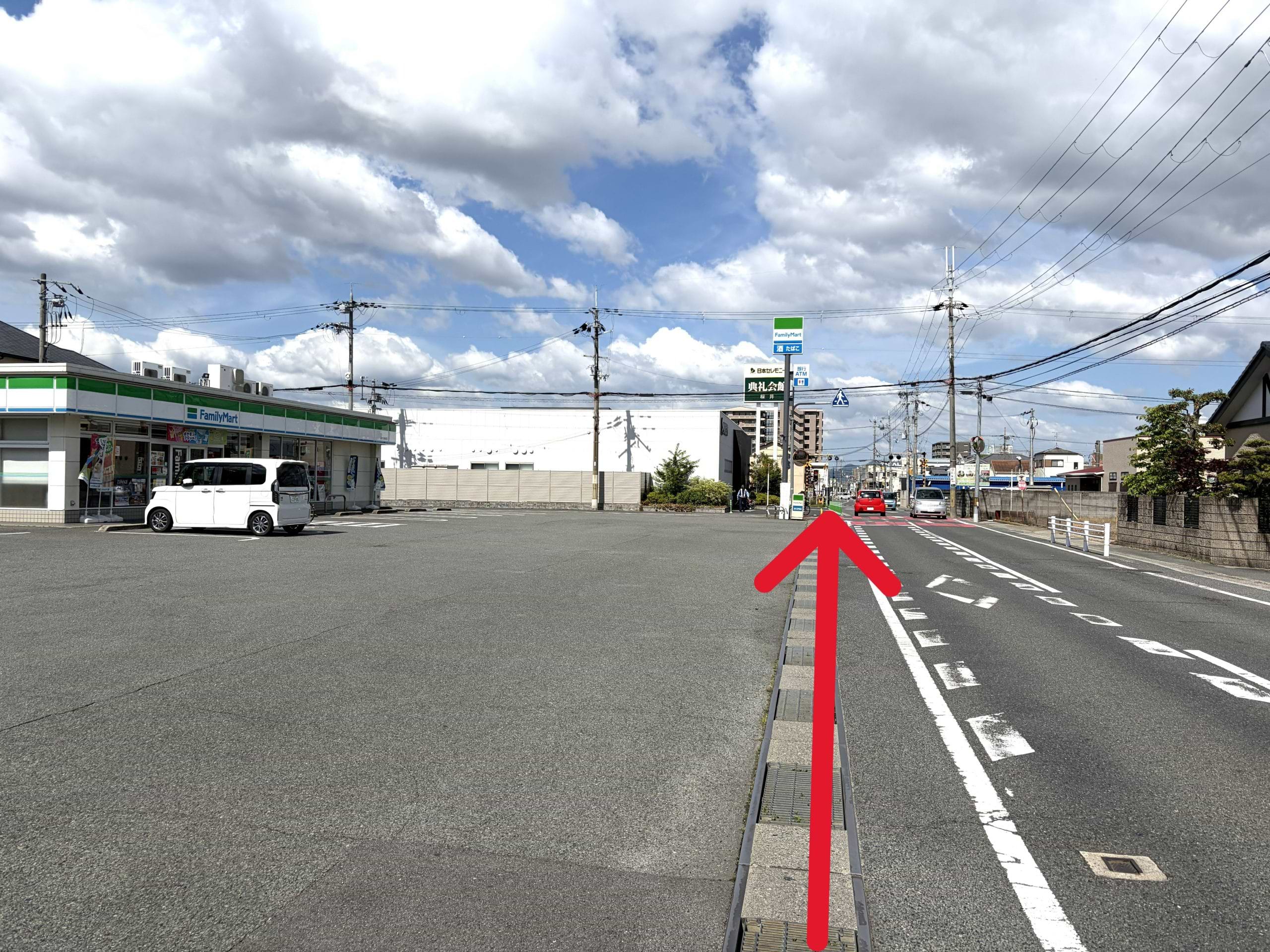 ファミリーマート 山の辺の道店を左手に通過します