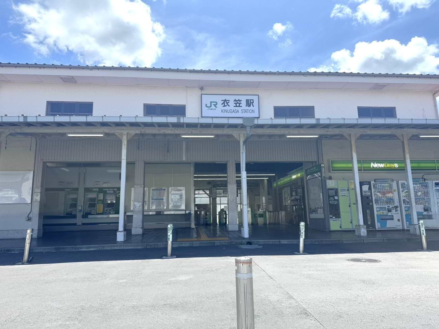 衣笠駅を背にして右手へ進み、県道27号・衣笠通り方面へ進みます