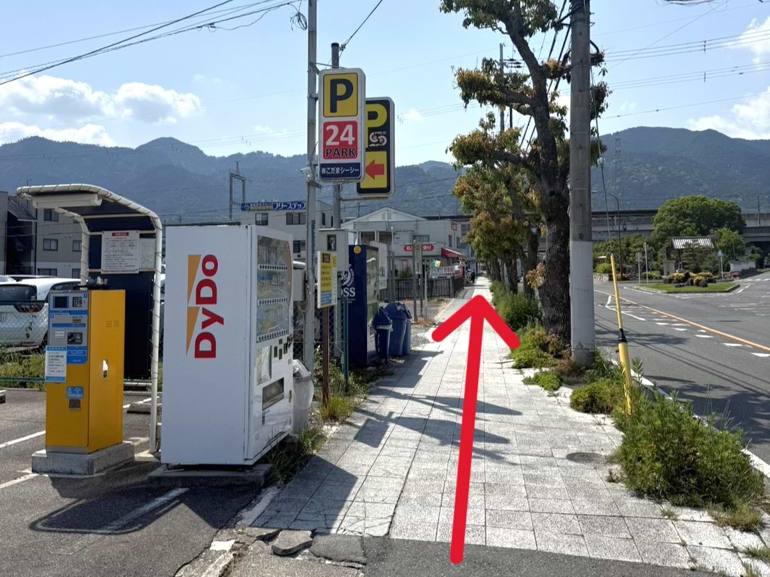 近隣コインパーキング「こだま比叡山坂本パーキング」を背に、左手のJR比叡山坂本駅方面へ進みます