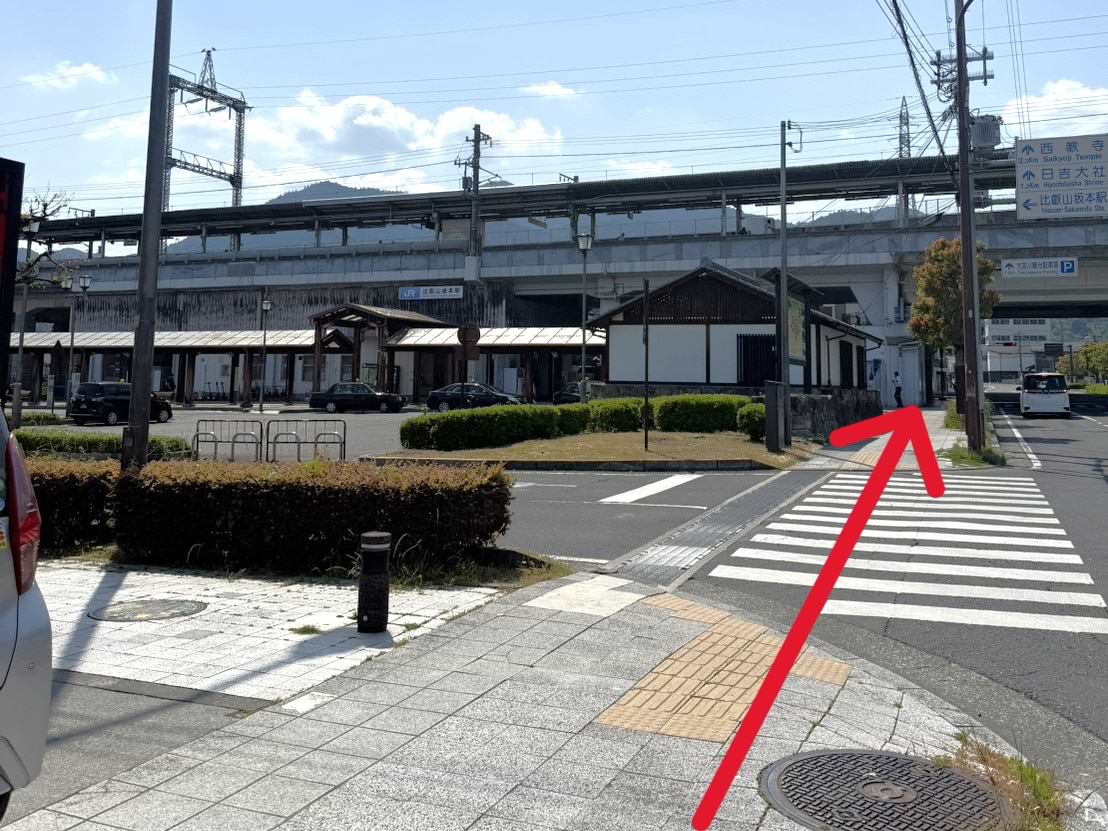 駅前ロータリーを通過します