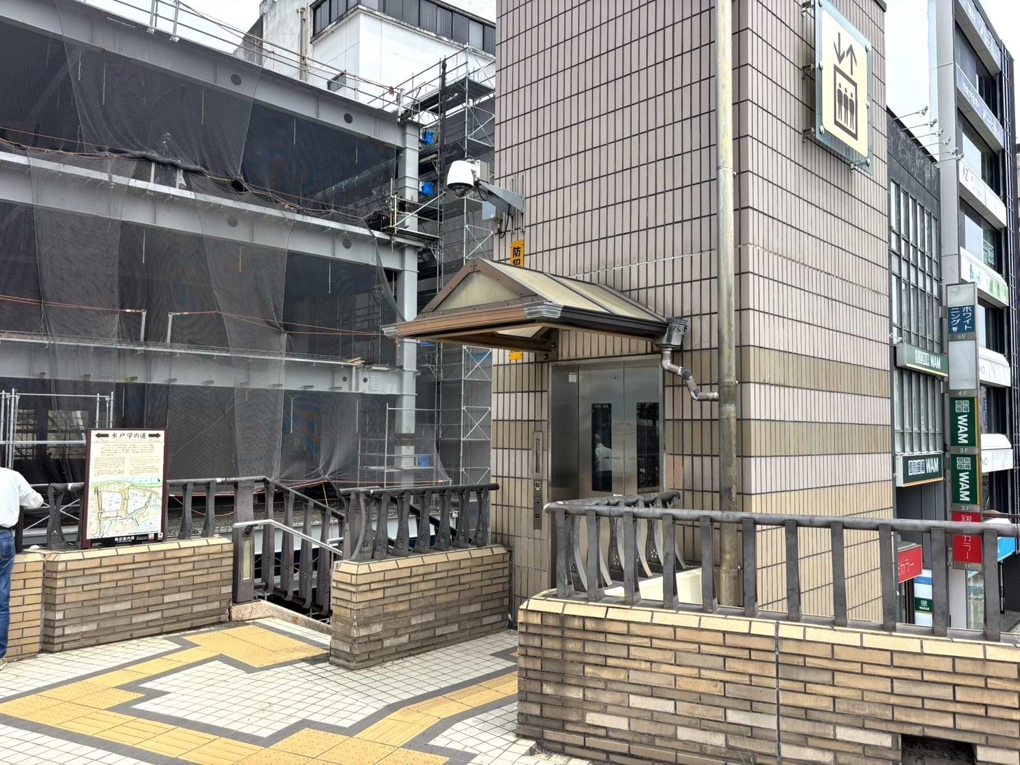 歩道橋の突き当り右側にあるエレベーターもしくは階段を降ります