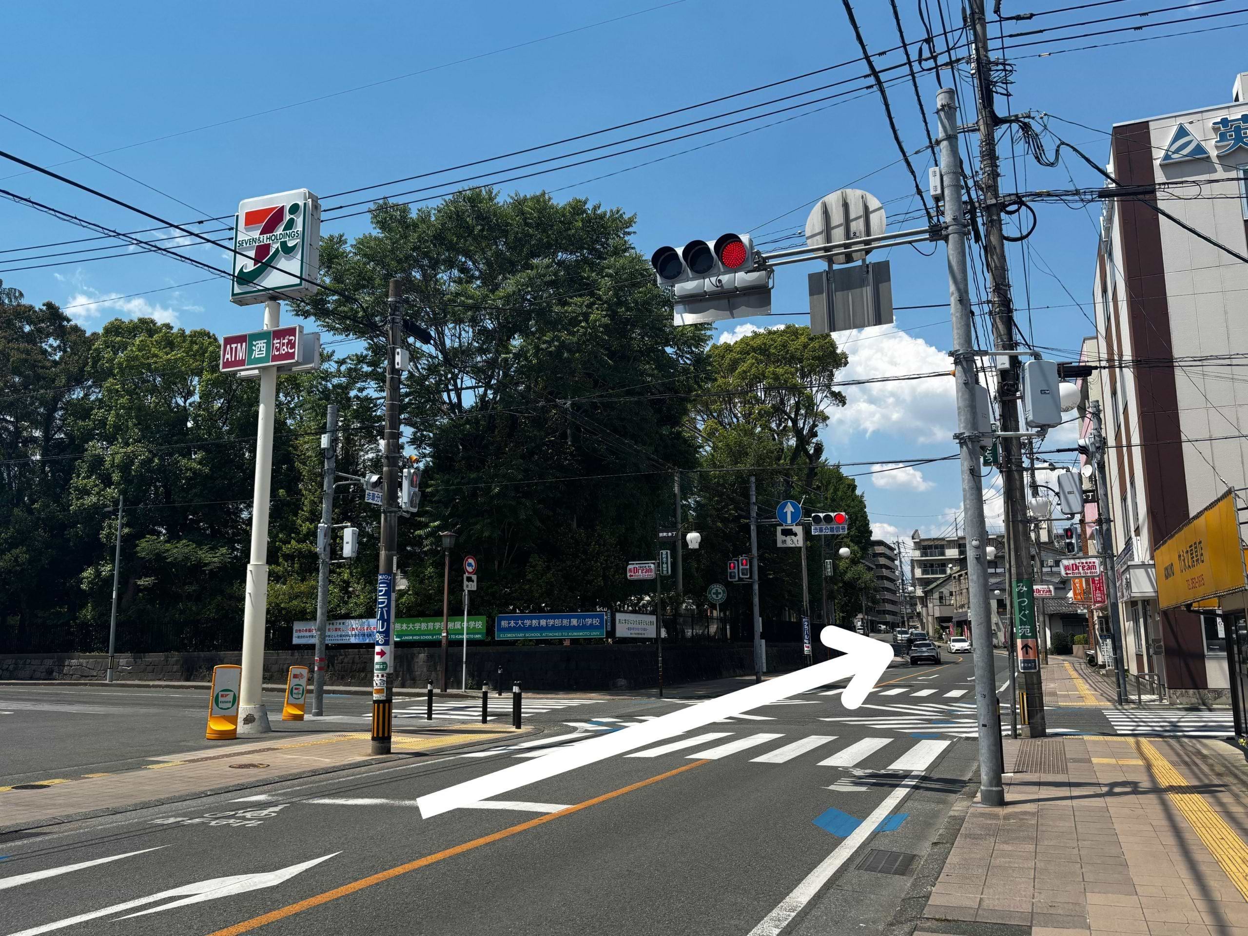 熊本大学教育学部附属小学校を目印に、熊本城方面から北区方面へ303号県道四方寄線を200ｍほど直進します