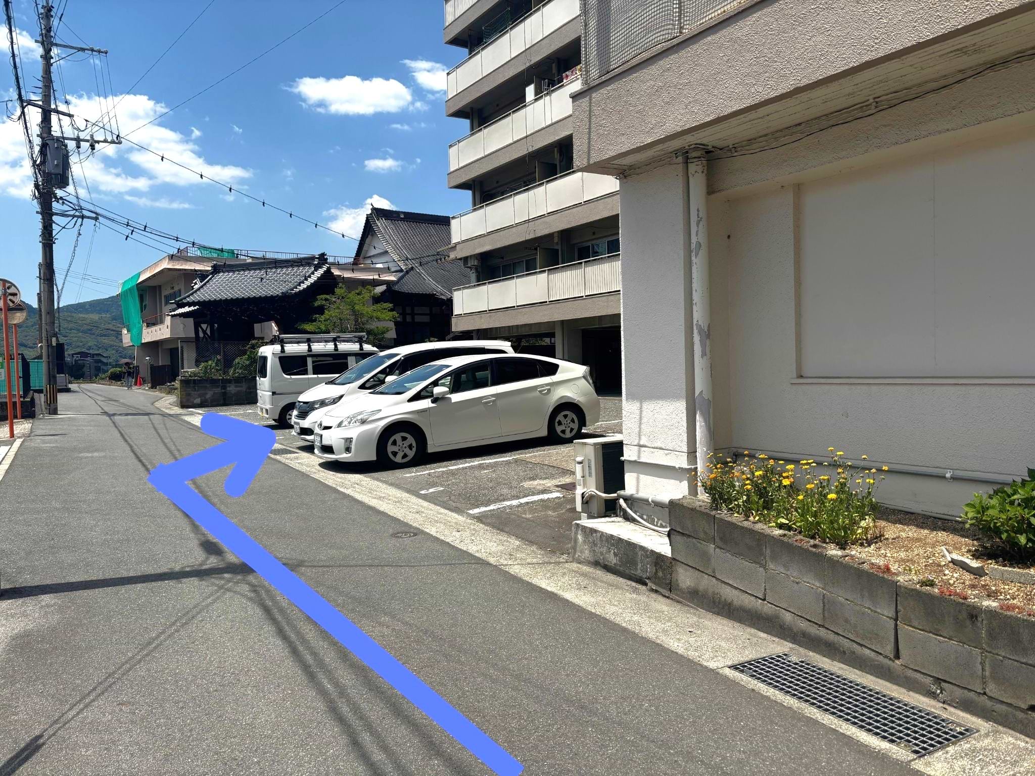 ビル裏手の専用駐車場「5・6・7番」をご利用ください