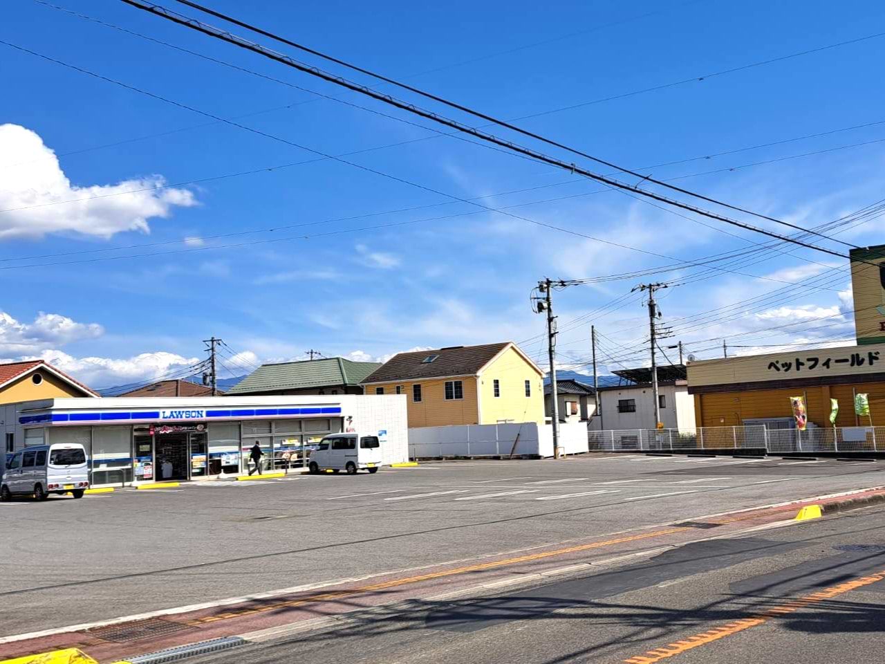 右手に『ローソン甲斐中下条店』が見えてきますのでそのまま直進していただきますと、左手に当店がございます