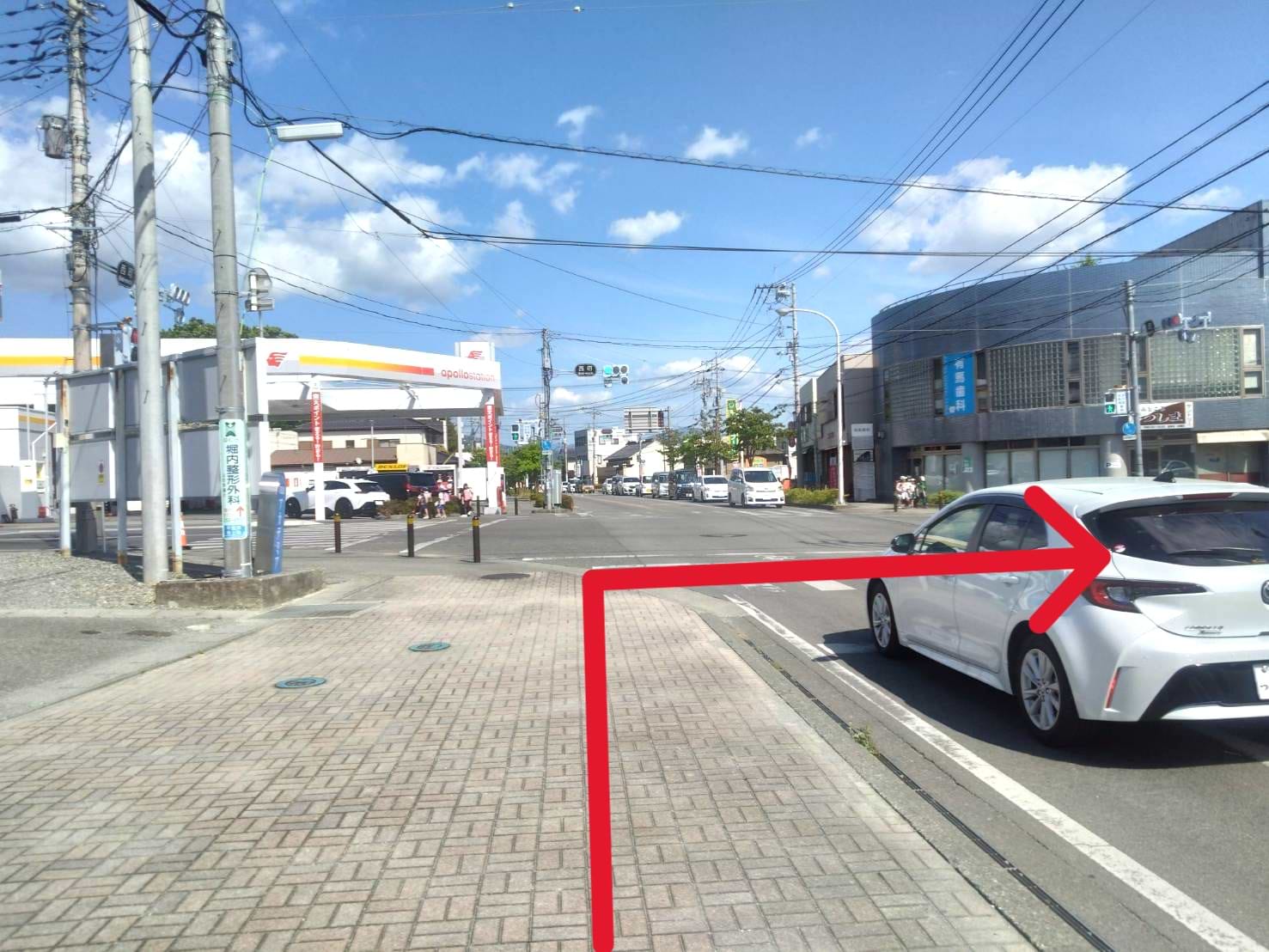 ガソリンスタンド『apollostation カーライフパートナー敷島SS』のある西町交差点を南側へ進みます
