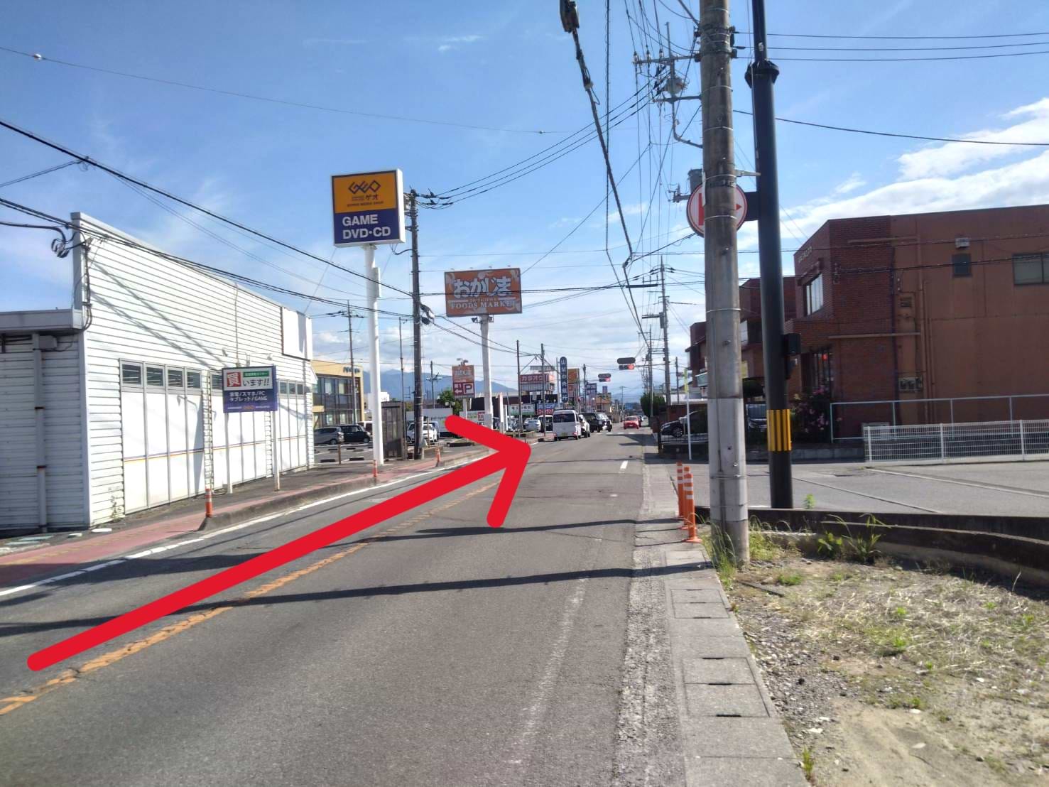 『ゲオ敷島店』の看板が左手に見えてきますのでそのまま進んでいただきますと、右手に当店がございます