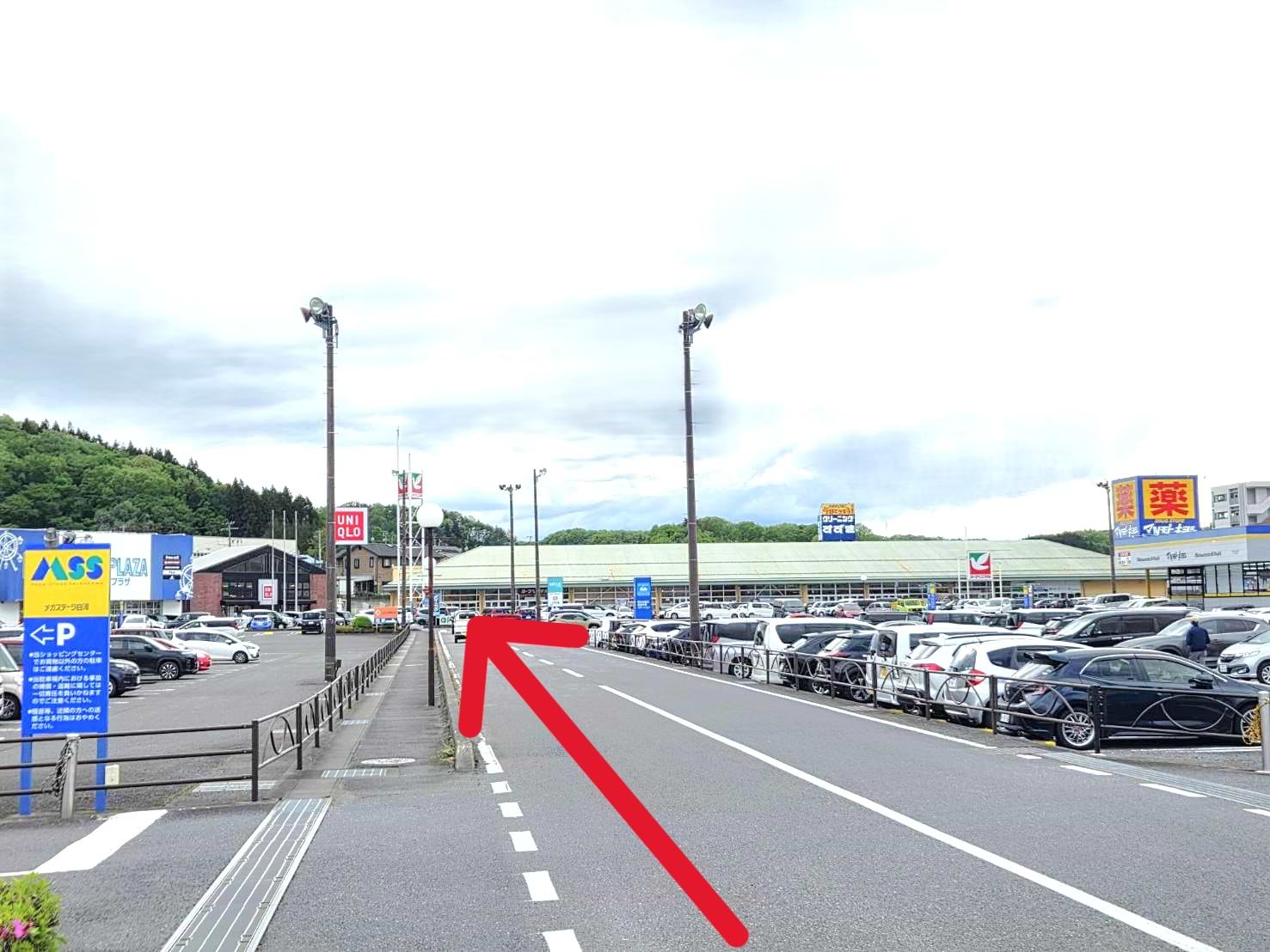 ヤマダデンキテックランド白河店とスーパースポーツゼビオメガステージ白河店の間を直進し、ヨークベニマルメガステージ白河店方面へ左折、川を渡ると当店がございます