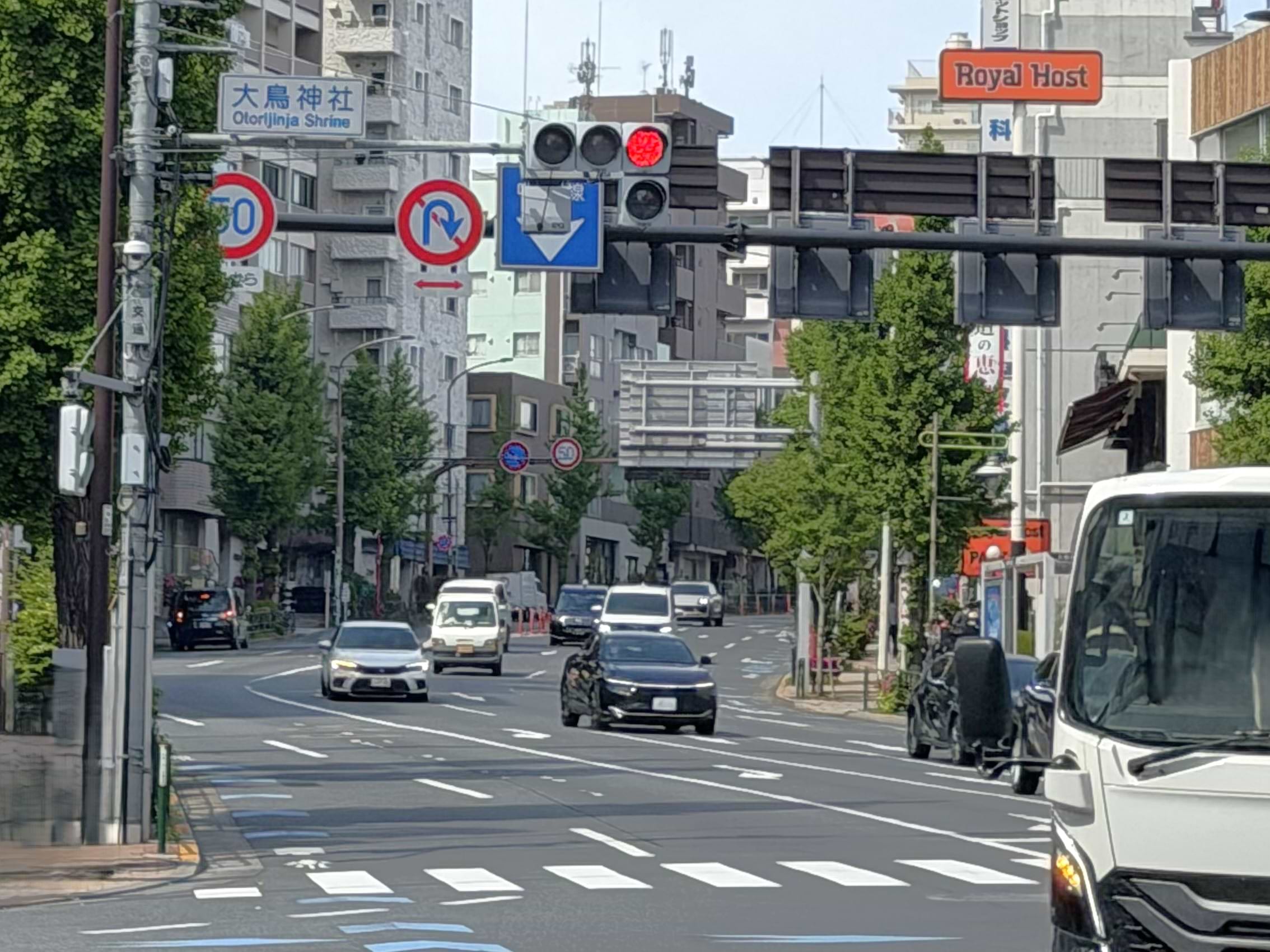 大鳥神社交差点を直進します