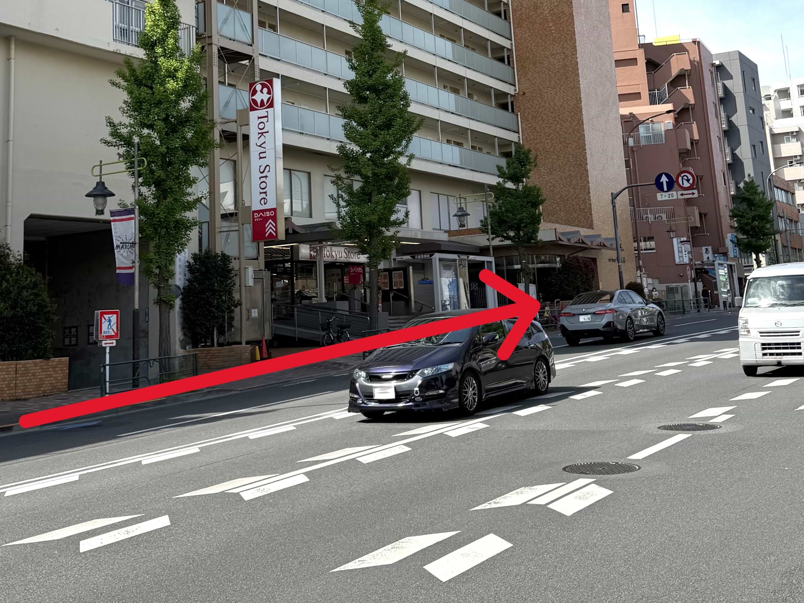 東急ストア 清水台店前の「元競馬場前」バス停で下車し、右手に100ｍほど直進します