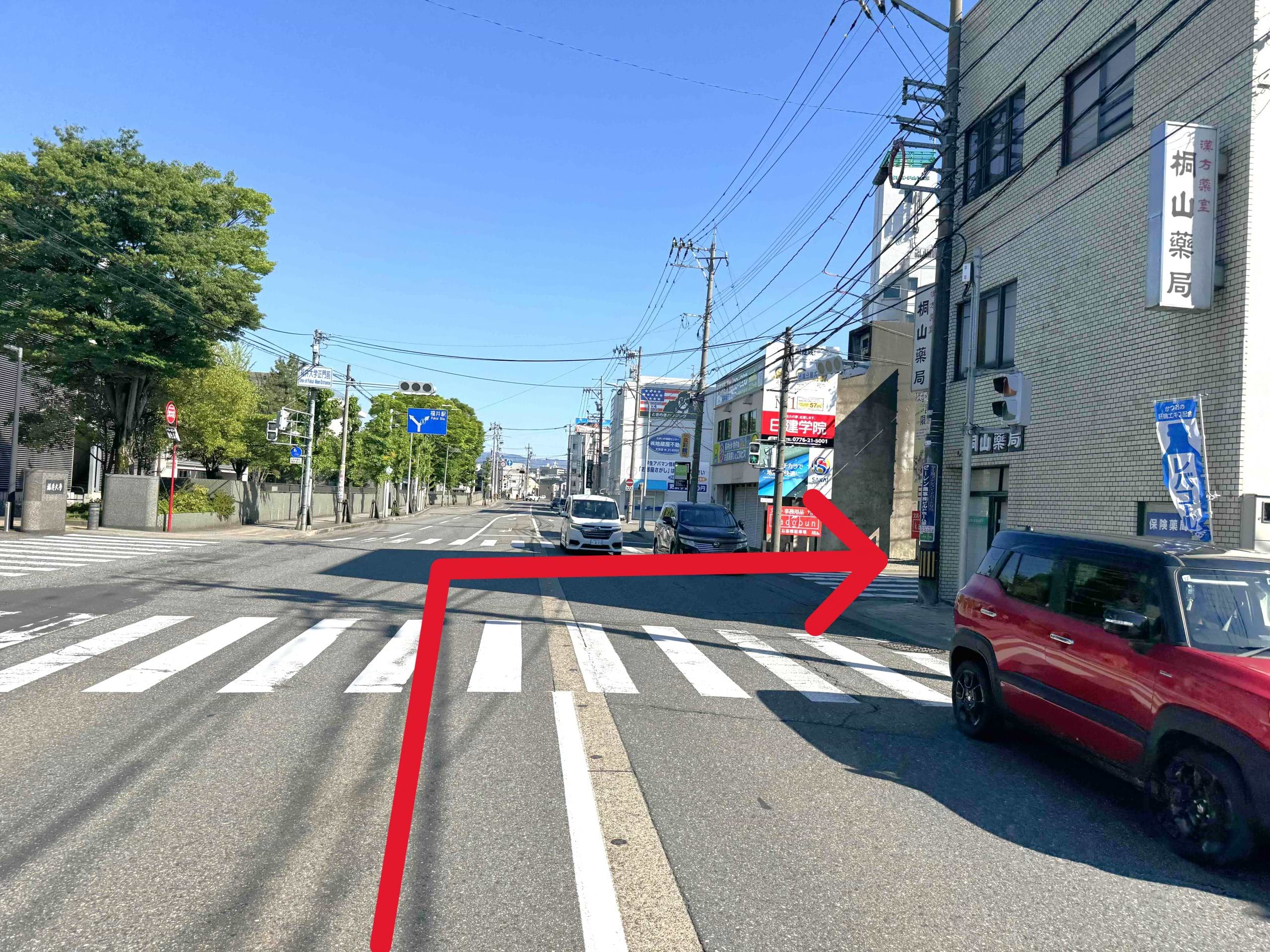 福井大学正門前交差点を右折し、福大前西福井駅方面へ進みます