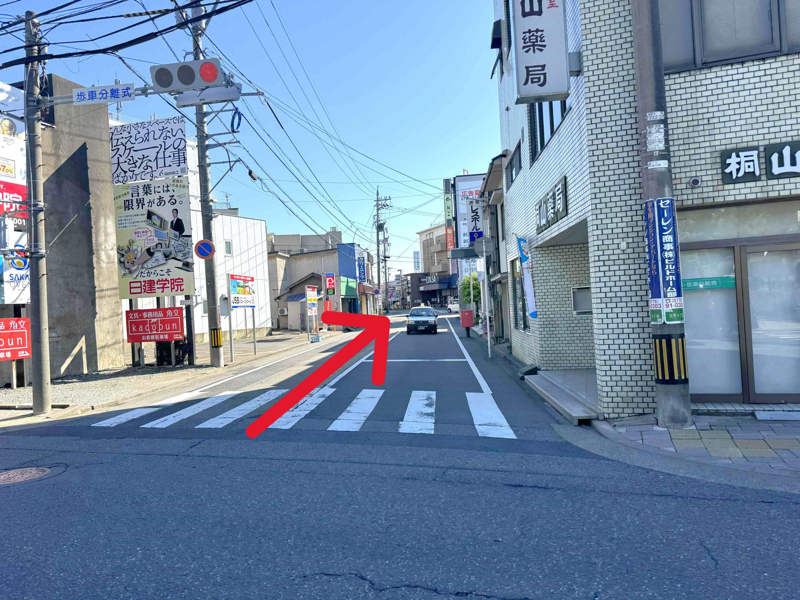 「福井大学正門前」の交差点を右折し、約50m先右手に当店がございます。