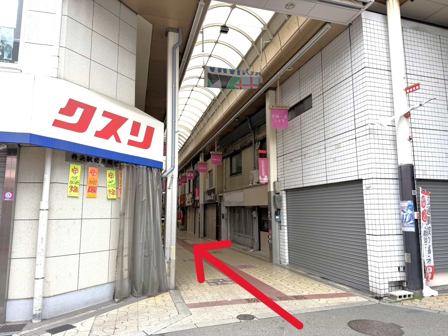 20ｍほど直進すると右手側、たにぐち呉服店の隣に当店がございます