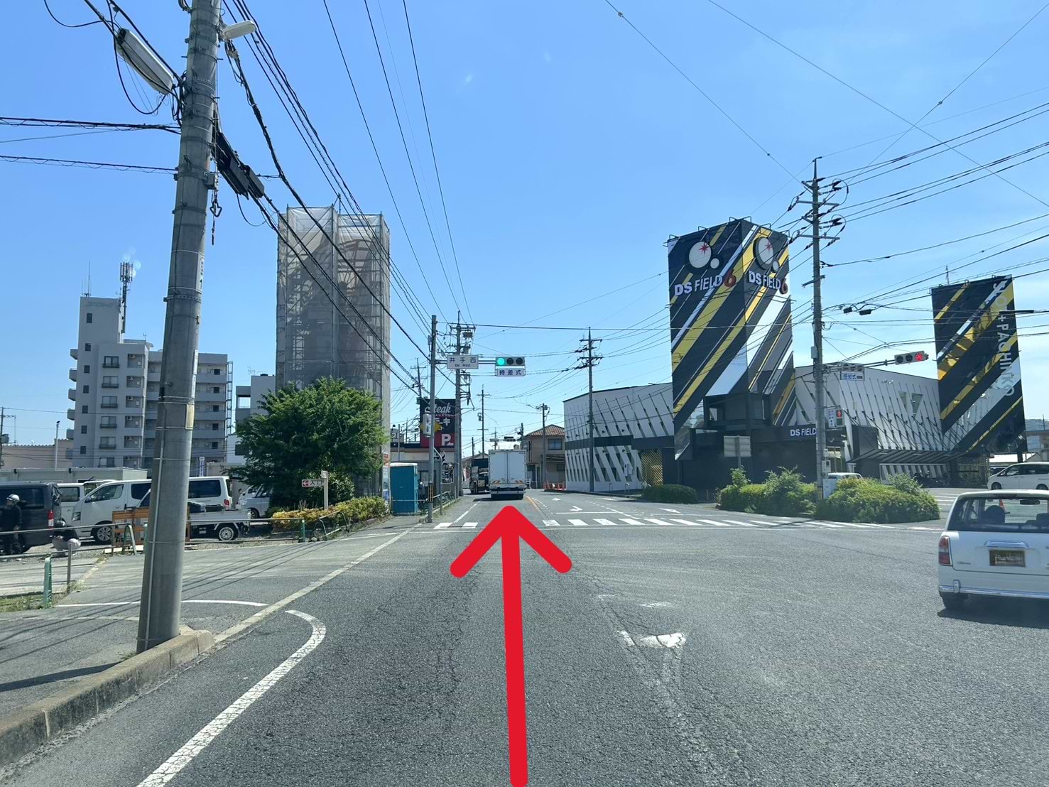 井出西交差点を直進します