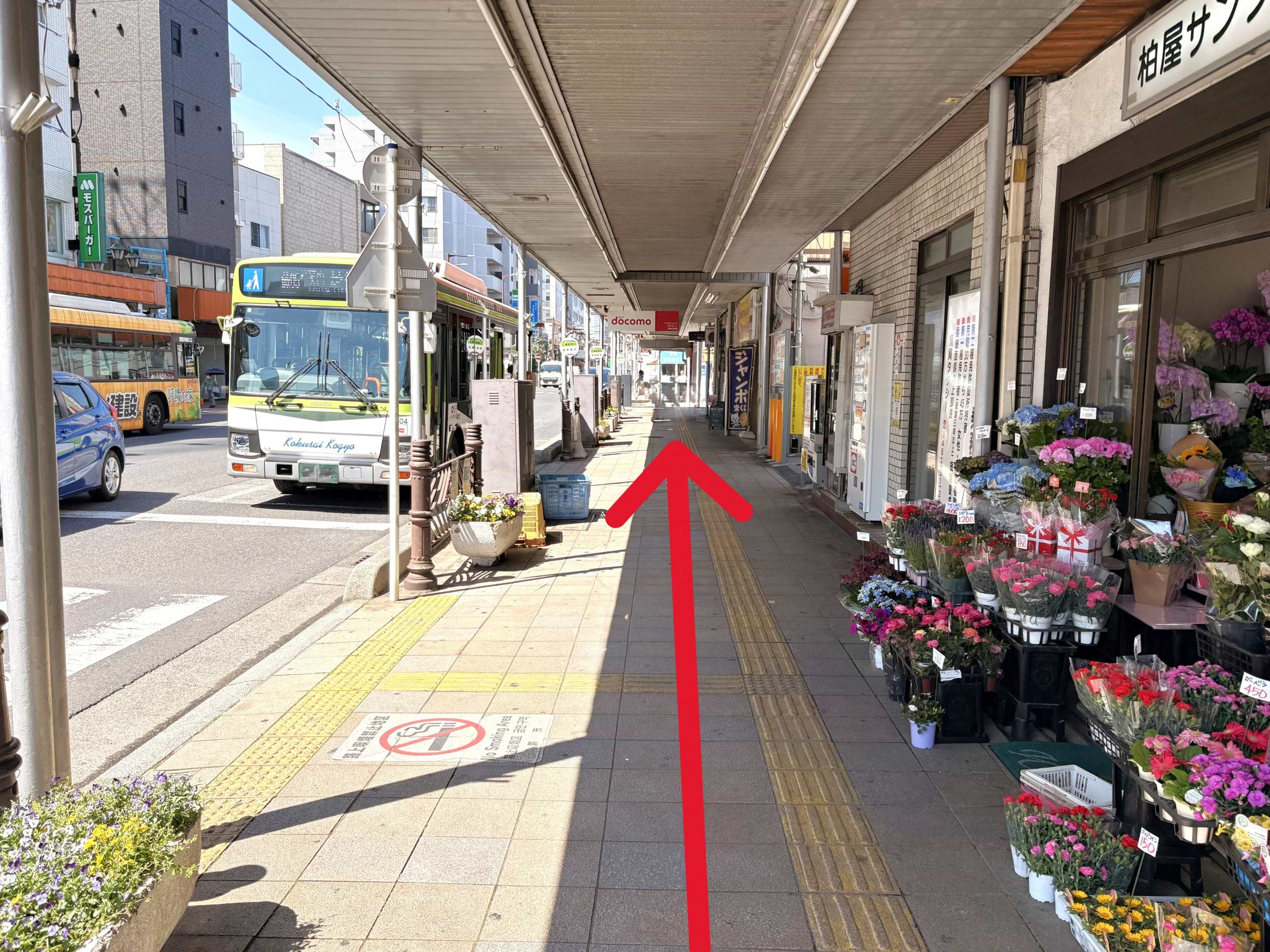 アーケードを直進していただくと右手に当店がございます